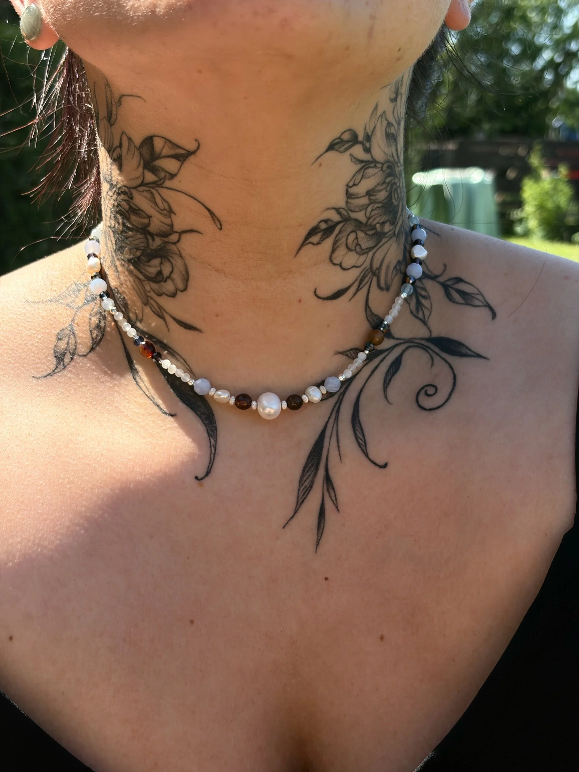 Edelsteinkette NALANI mit Aquamarin und Mondstein getragen am Hals