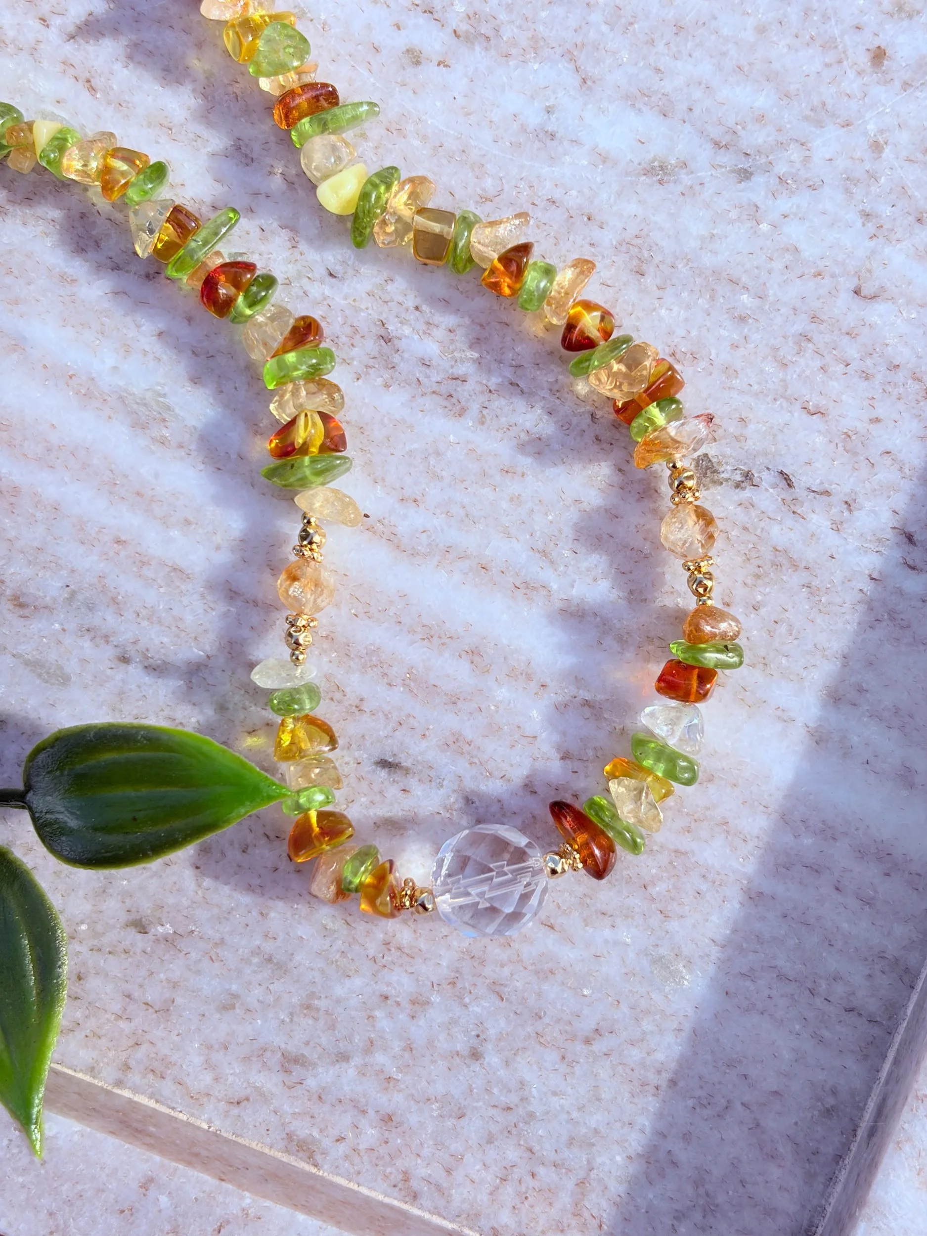 Vergoldete Edelsteinkette SOLARA mit Citrinsplittern, Bernstein und Peridot