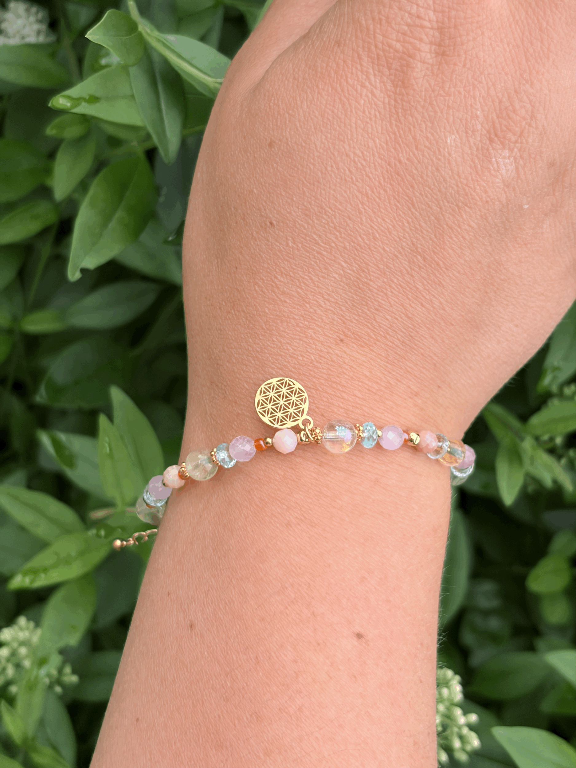 Vergoldetes Edelsteinarmband Happiness mit Blume des Lebens getragen am Handgelenk