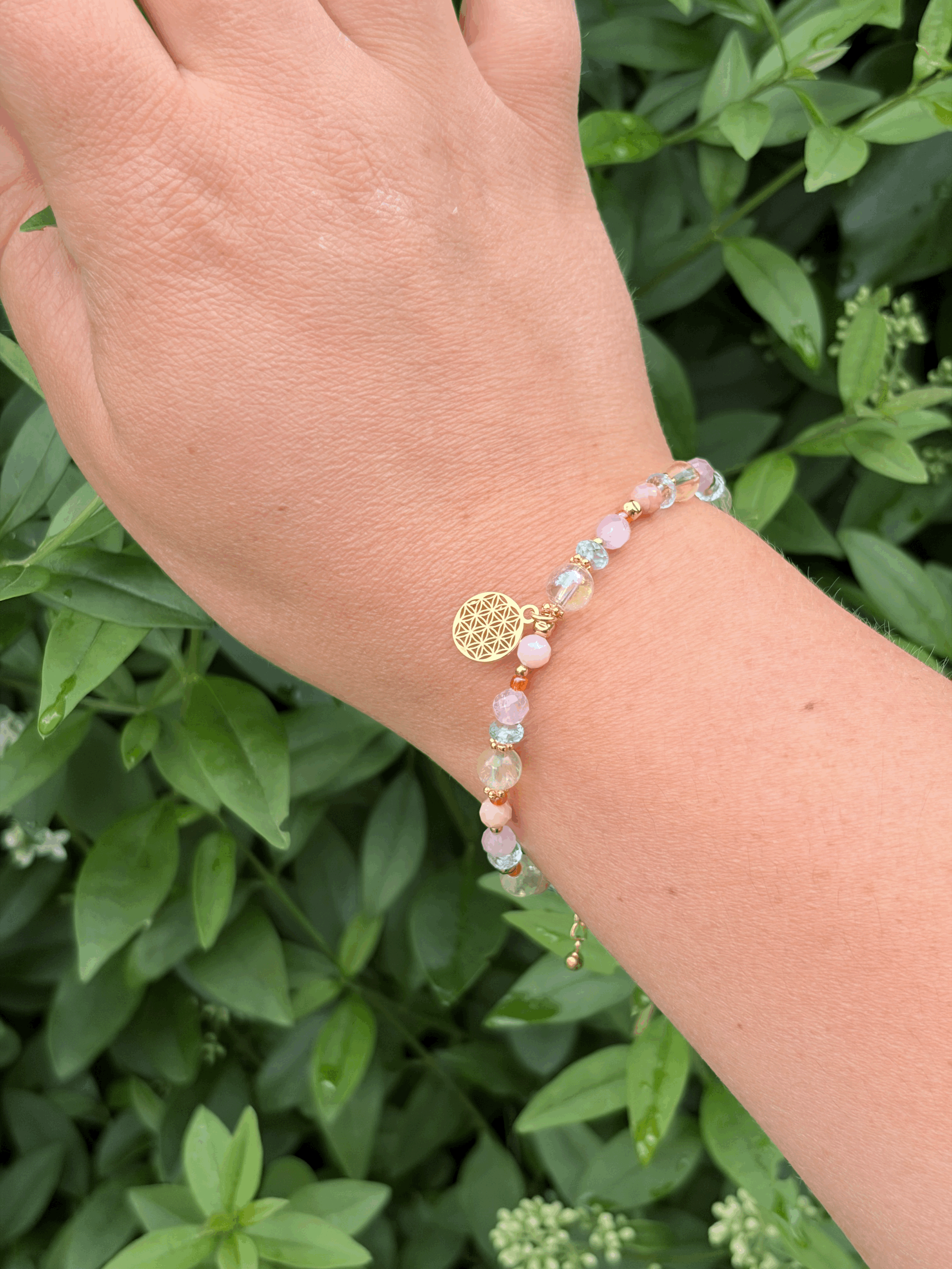 Happiness Armband mit blauem Topas und Kunzit am Handgelenk
