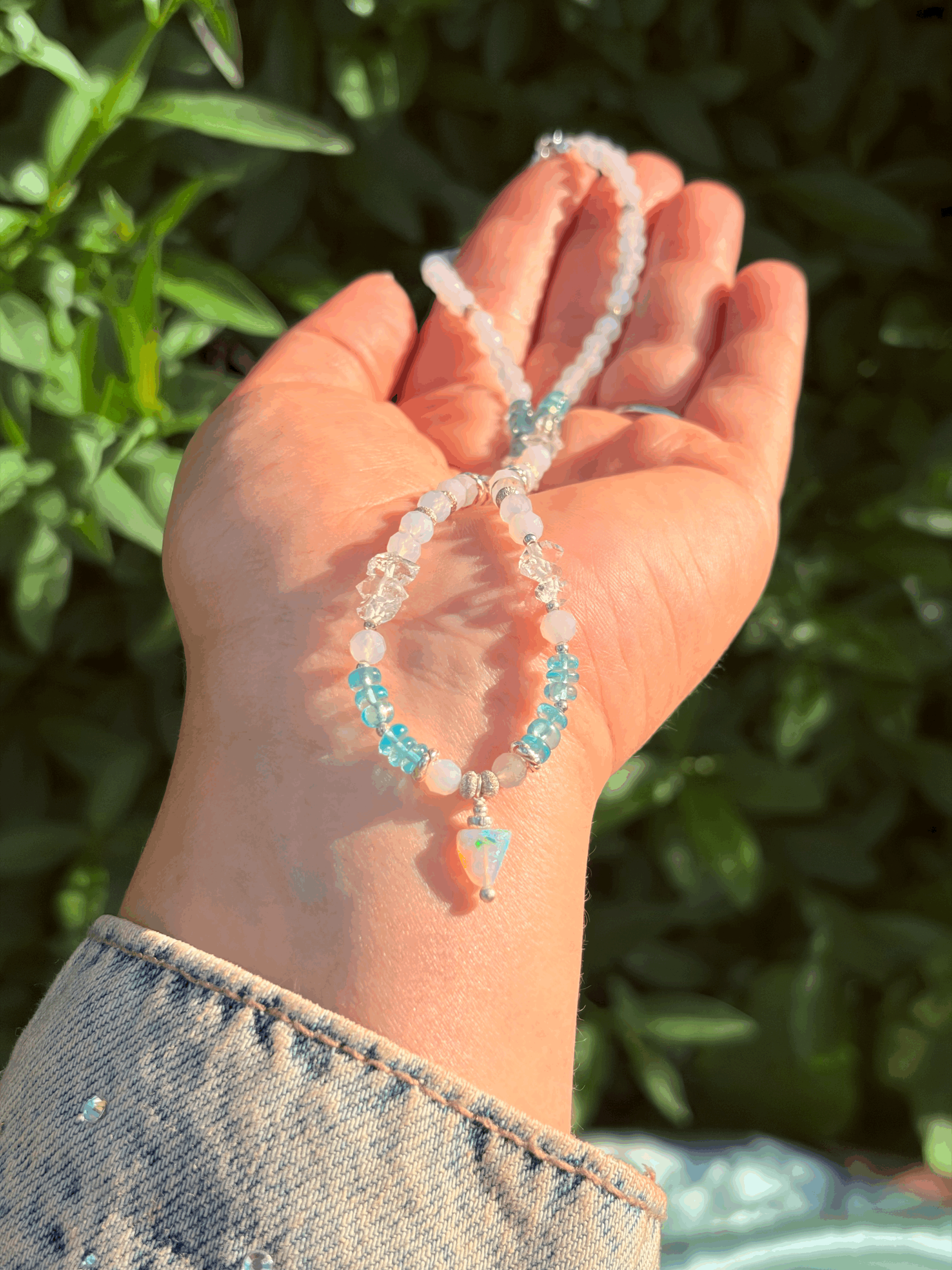 Handgefertigte Opal Kette AERELIA mit Apatit und Chalcedon auf der Hand präsentiert