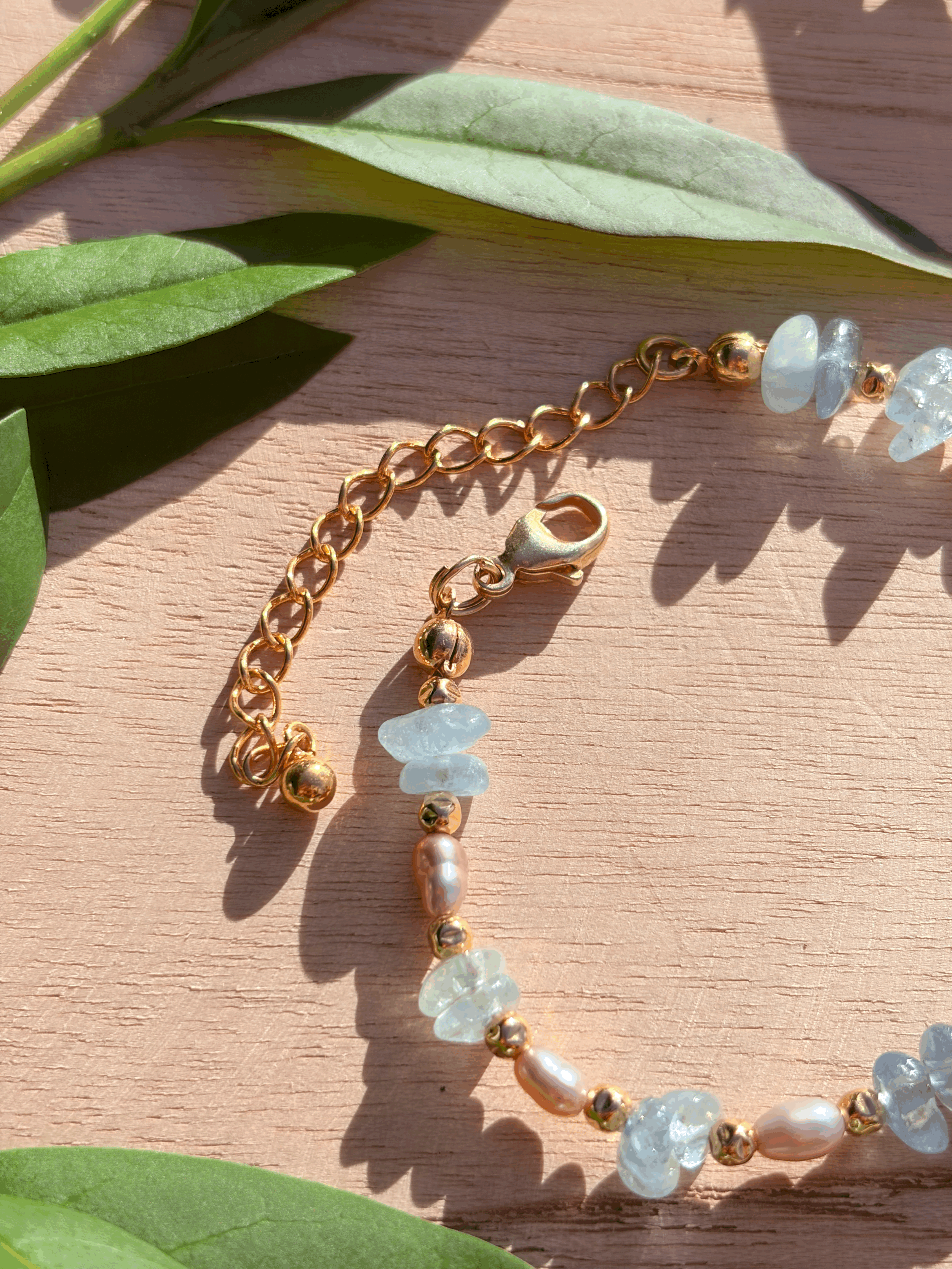 Detailaufnahme der hellblauen Aquamarin-Splitter im MAREVA Armband