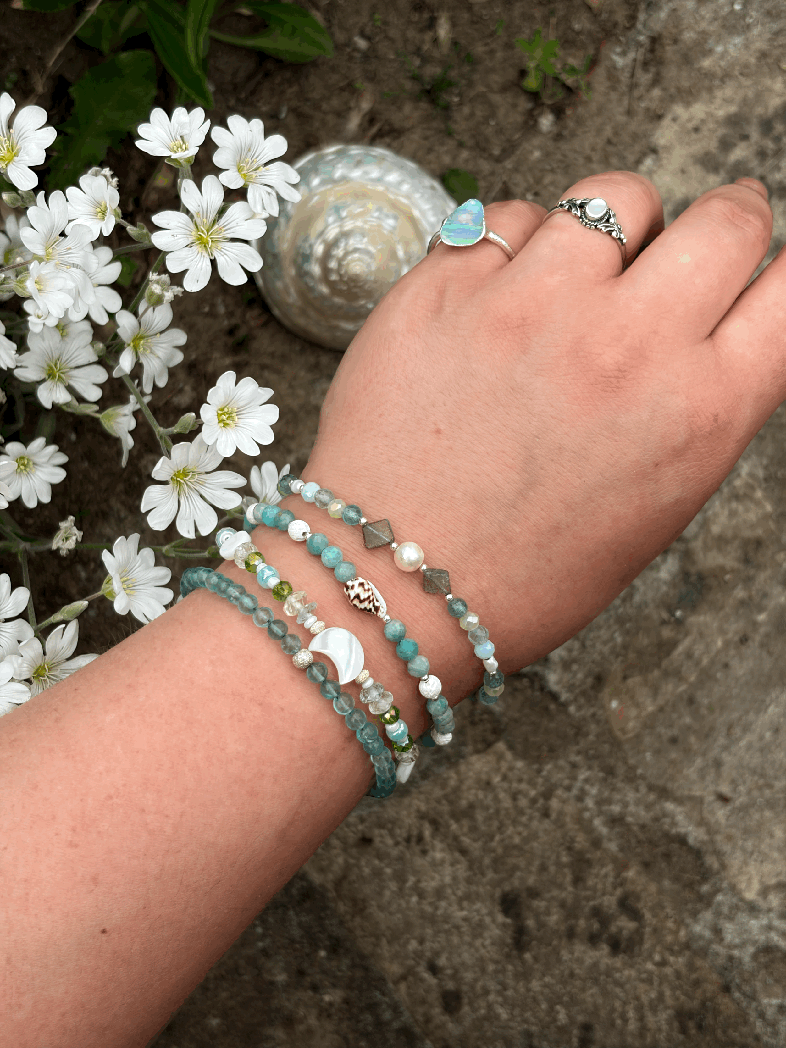 LUNELIA Mond Armband kombiniert mit weiteren Edelsteinarmbändern