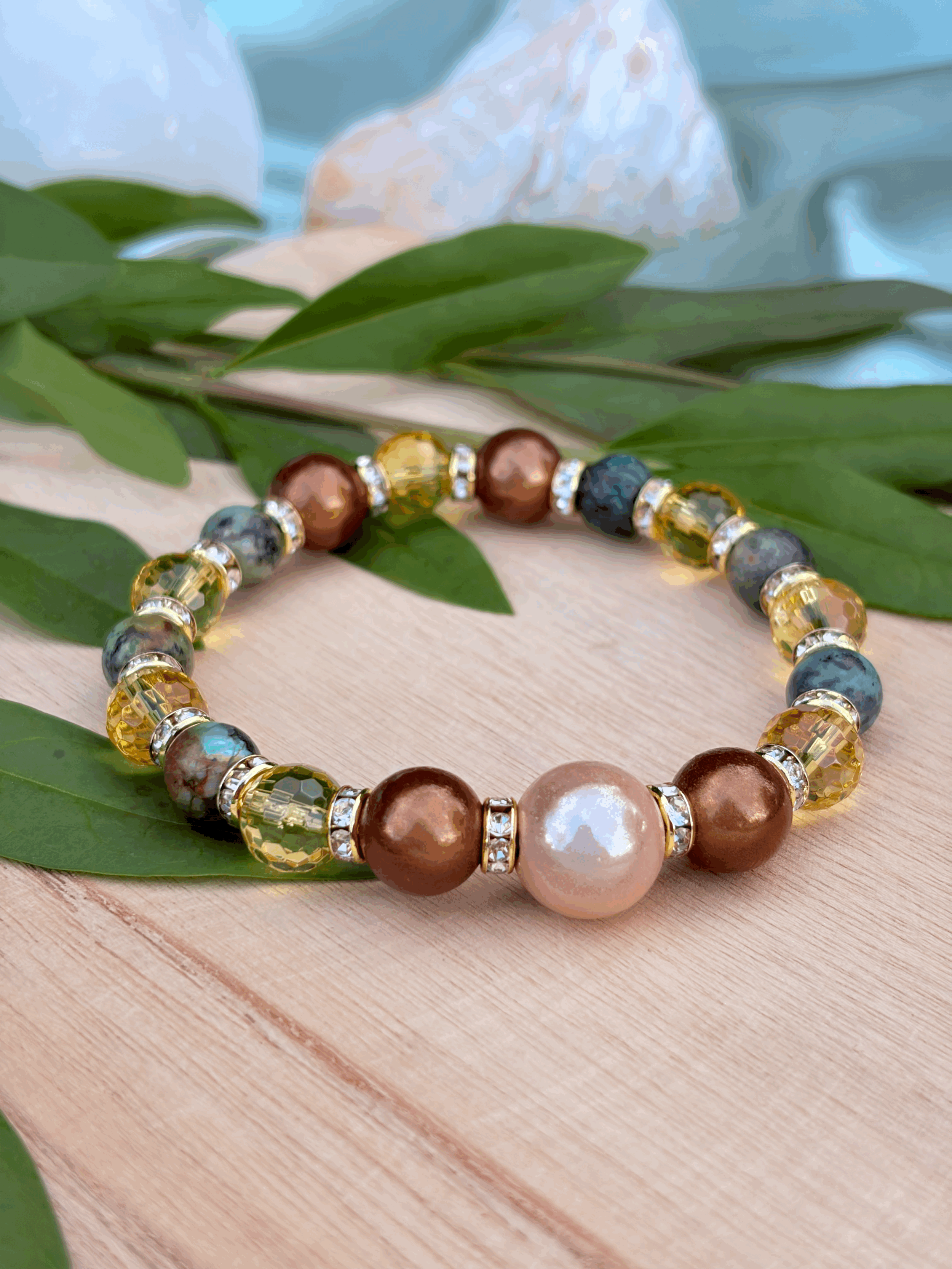 Elastisches Armband mit reflektierenden Magic Pearls in Champagner und Braun