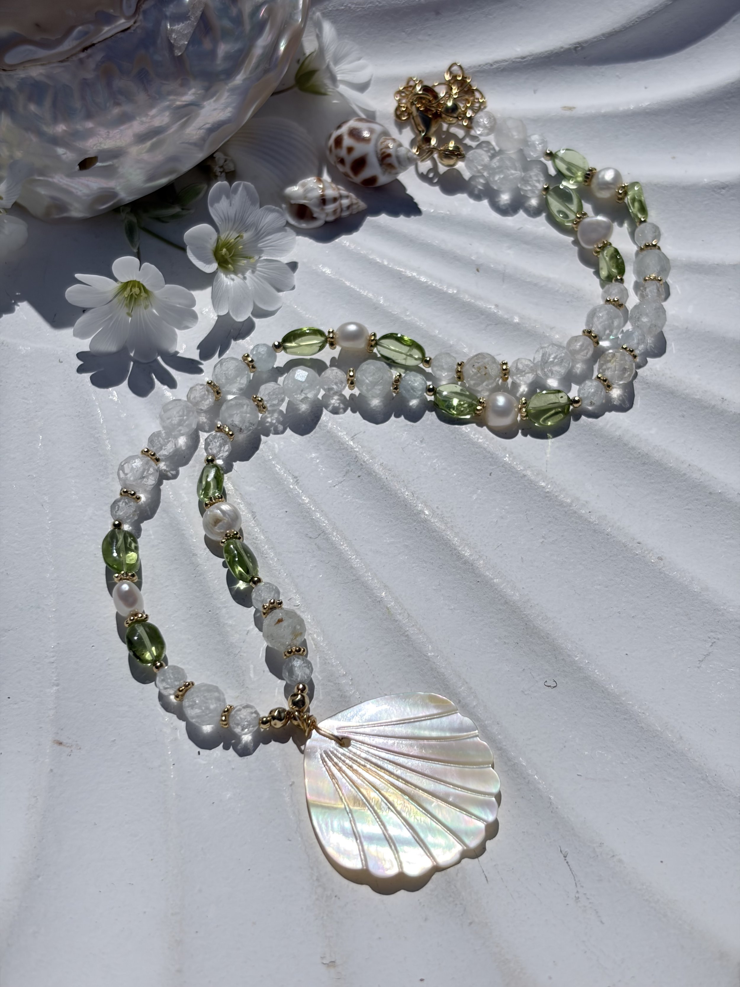 Handgefertigte Edelsteinkette MIREYA mit Peridot, Natur-Topas, Süßwasserperlen und Perlmutt-Muschel Anhänger