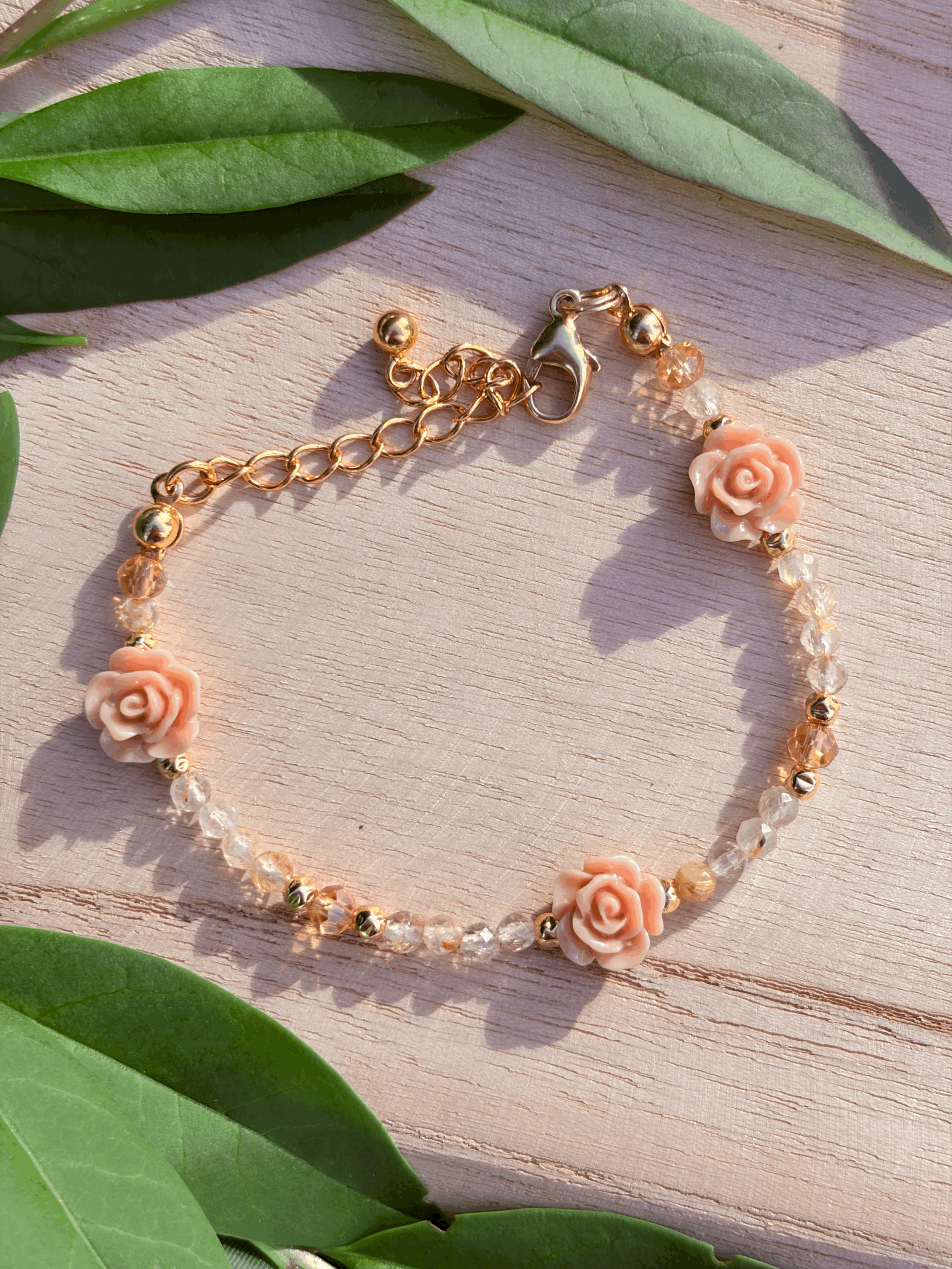 Rosaluna Goldrutilquarz Armband mit rosafarbenen Rosen und vergoldeten Details in Gesamtansicht