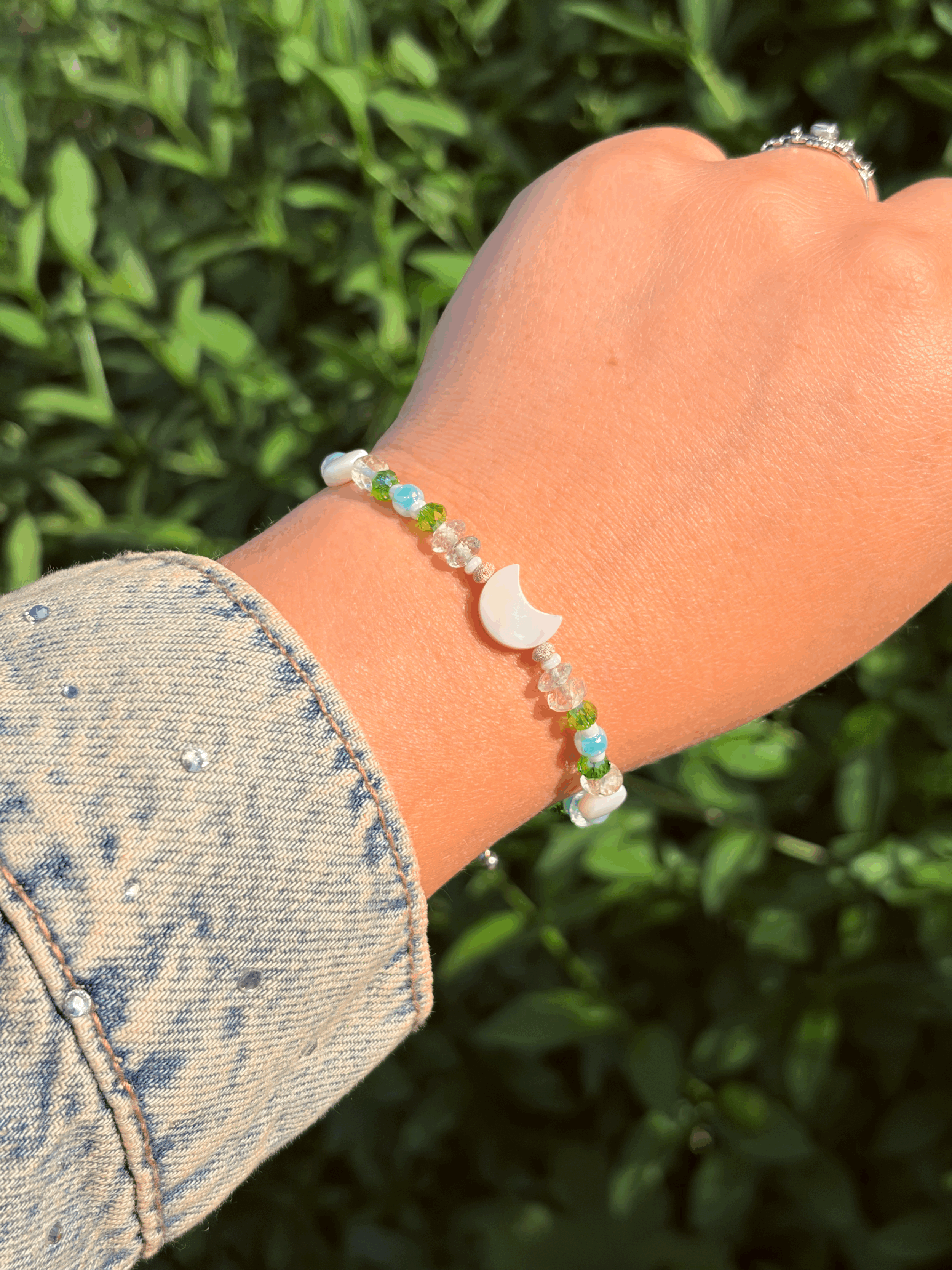 LUNELIA Armband mit Beryll und Perlmutt Mond getragen am Handgelenk