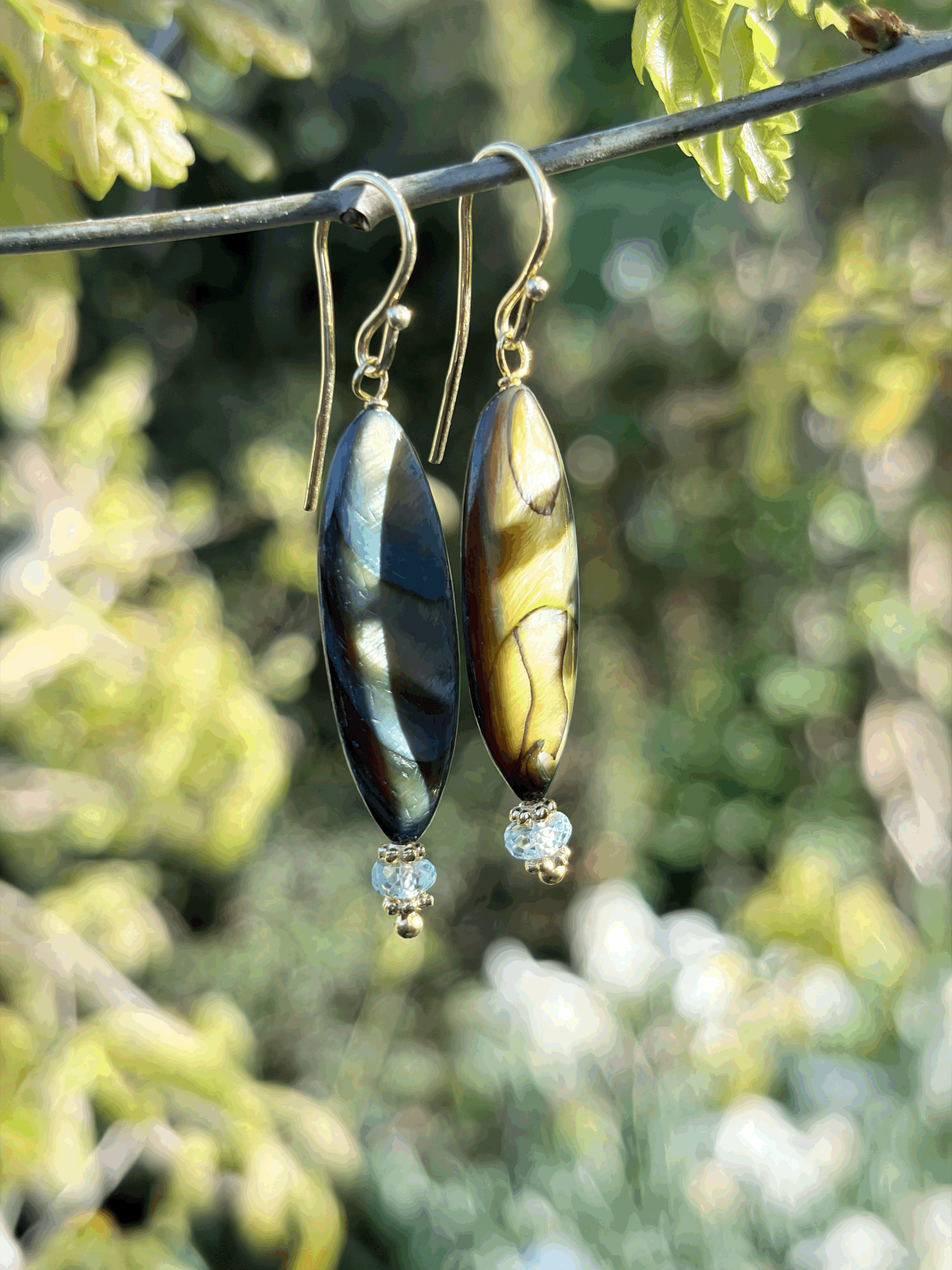Elegante vergoldete Hängeohrringe mit Perlmutt und blauem Topas