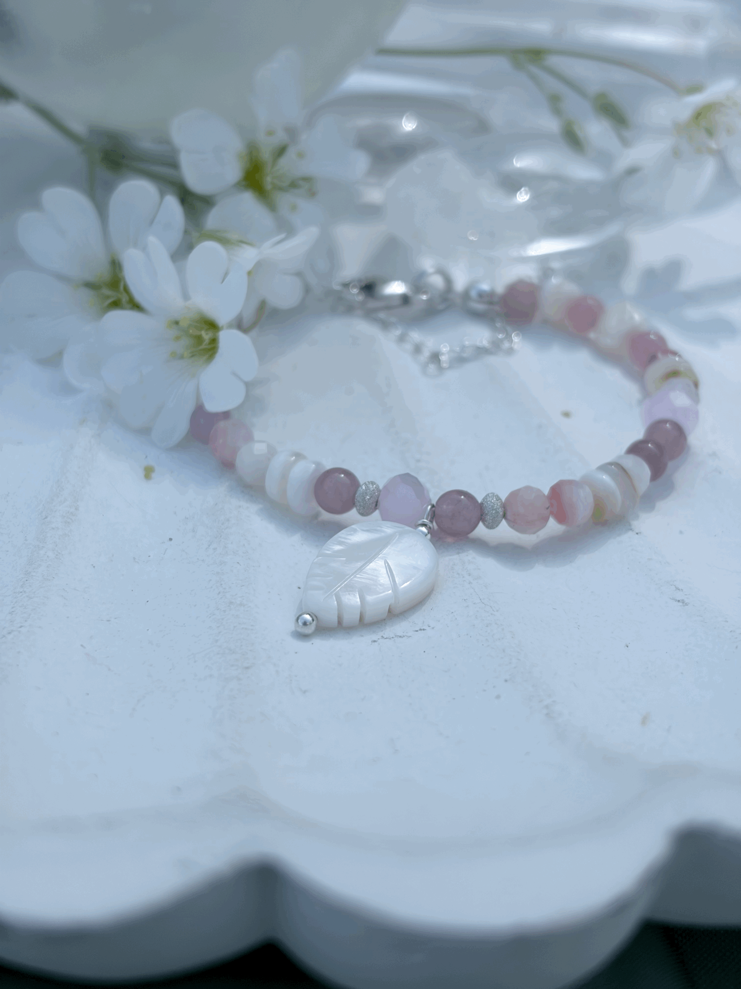 Selbstliebe Armband mit Perlmuttfeder und schimmernden Edelsteinen
