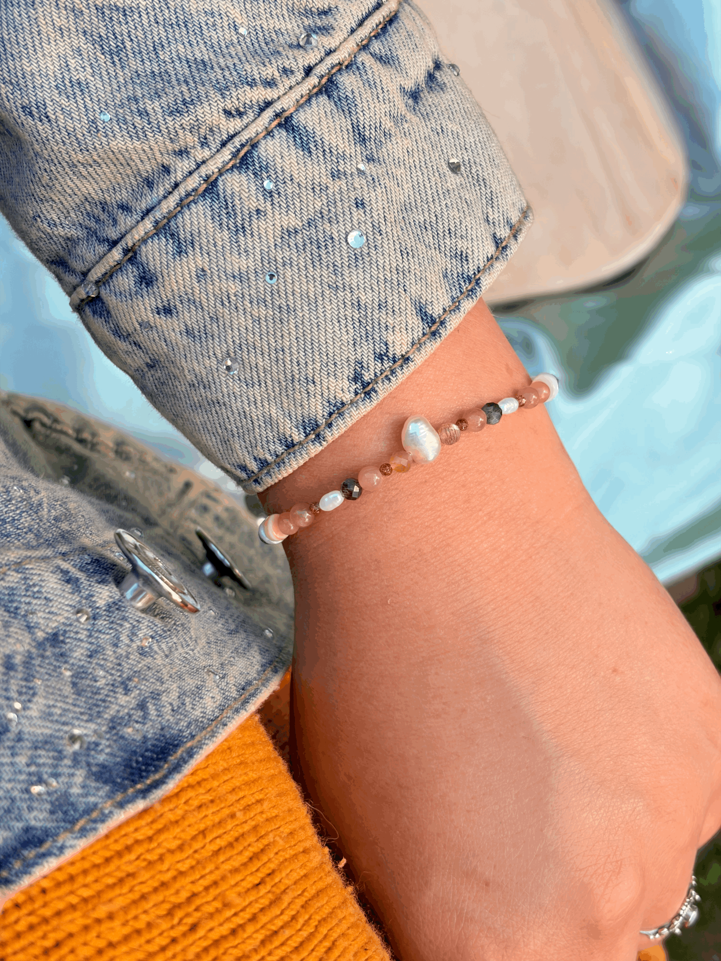Intuition Schmuck mit Mondstein, Perlmutt und Süßwasserperlen am Handgelenk
