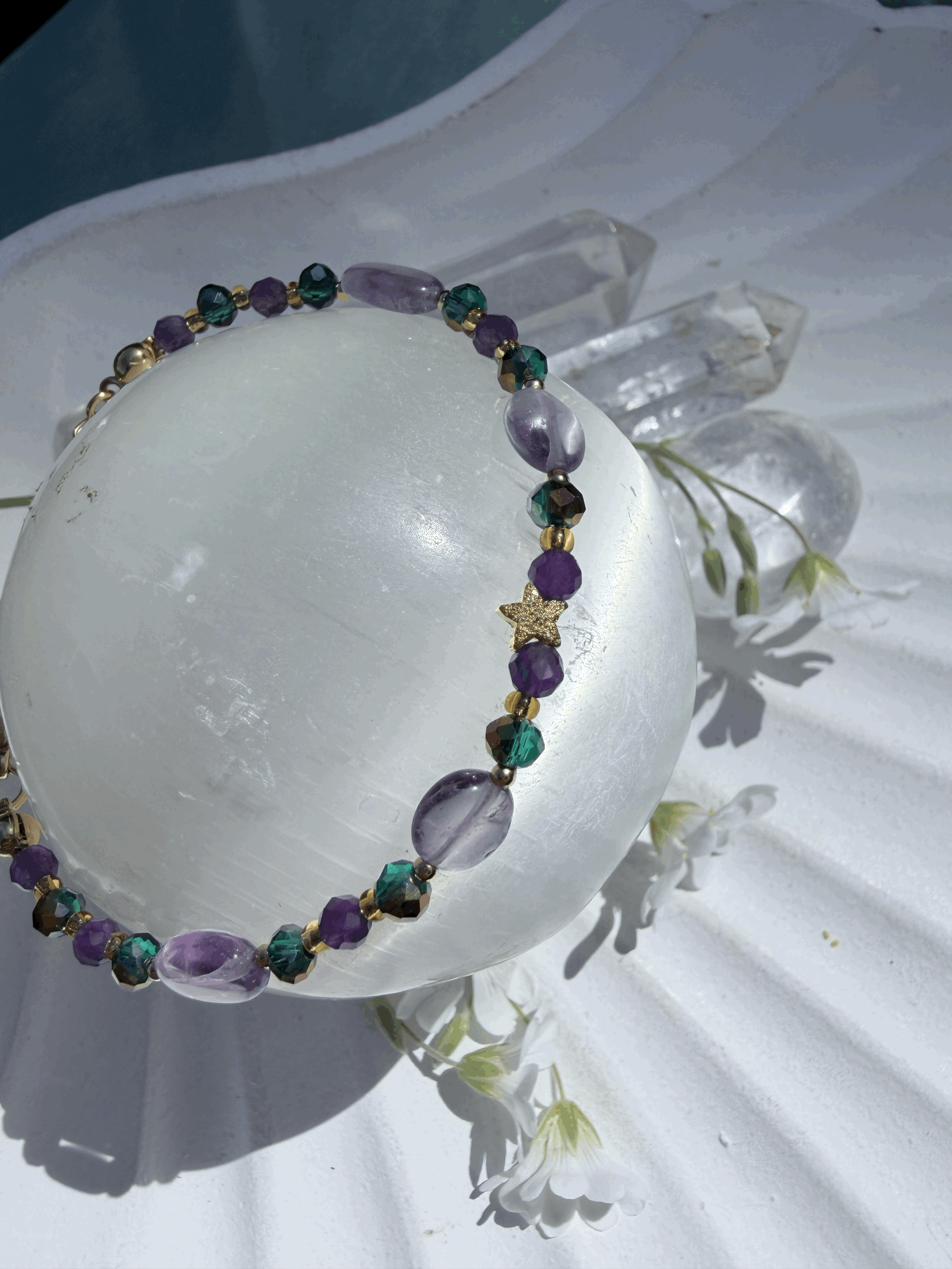 Handgefertigtes Amethyst Armband mit goldenen Akzenten in Gesamtansicht