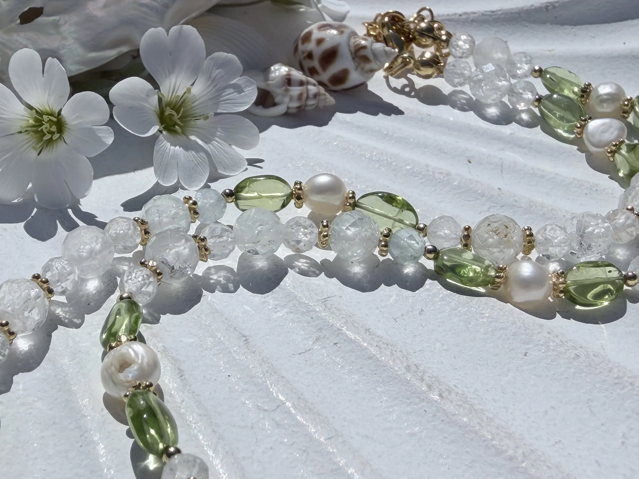 Süßwasserperlen und Natur-Topas im Detail an der handgefertigten Edelsteinkette MIREYA
