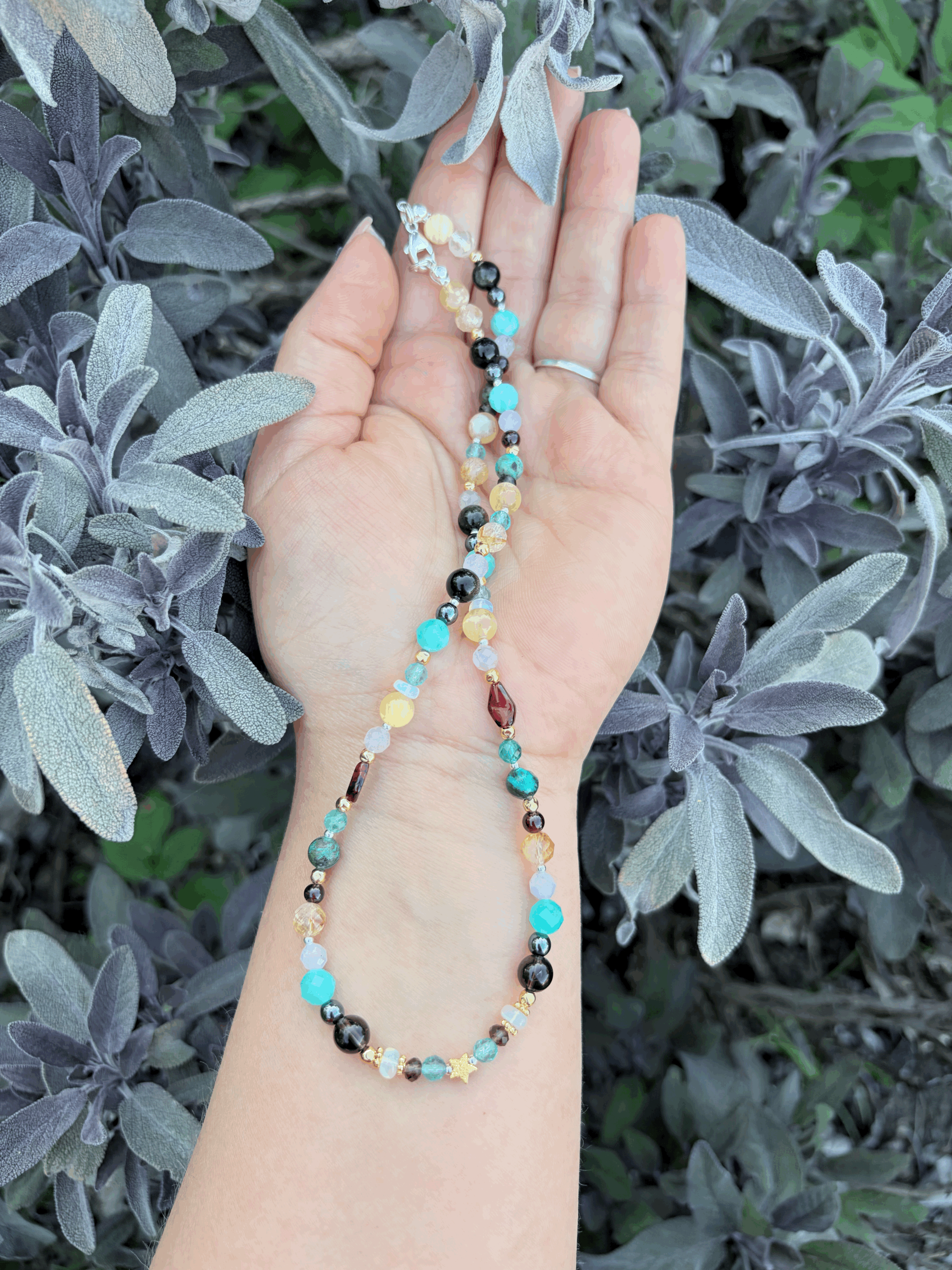 Personalisierte Horoskop Halskette auf der Hand präsentiert