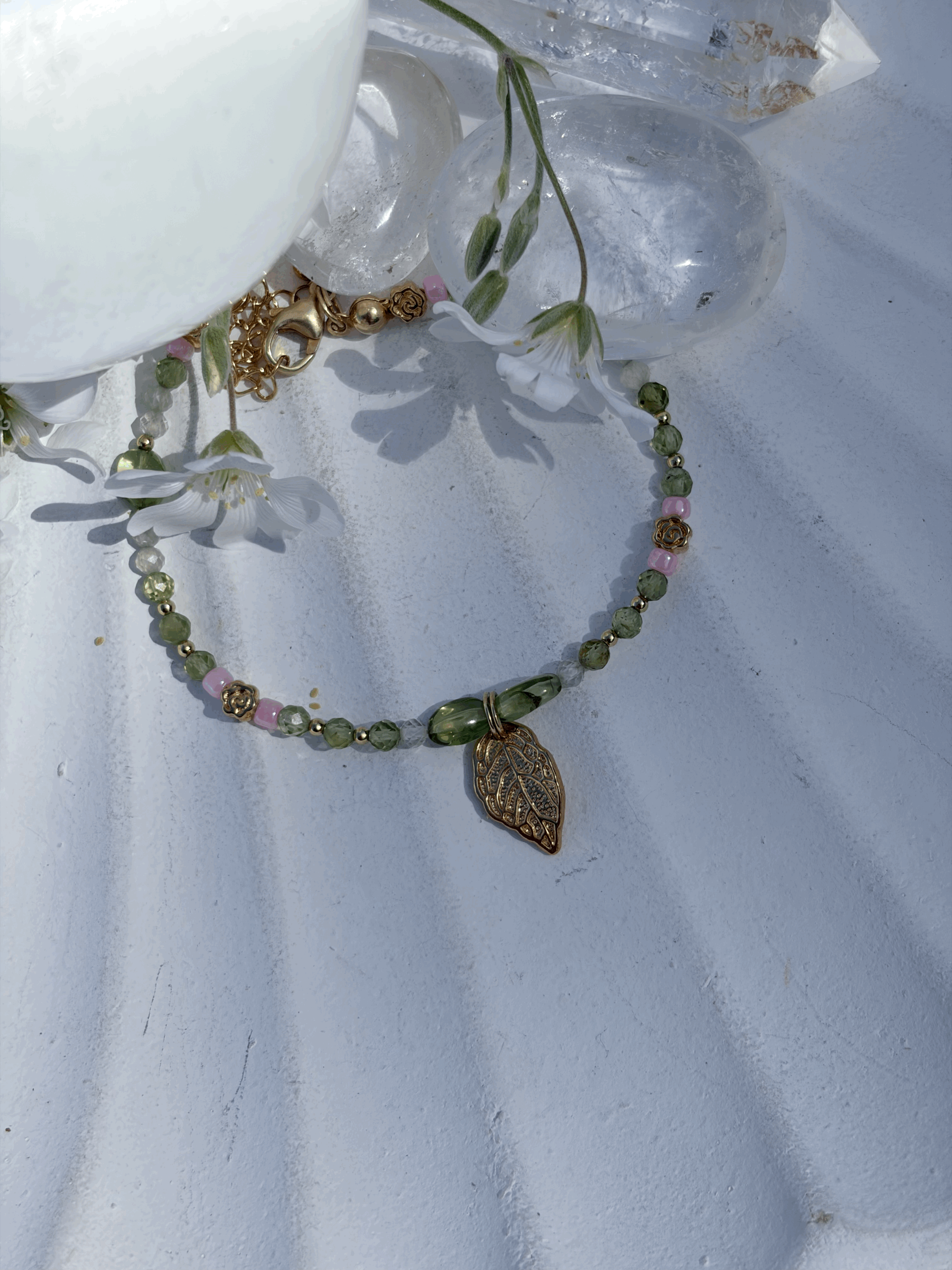 ROSELYA Edelstein Armband mit Peridot, Prenit und Blattanhänger in Gesamtansicht