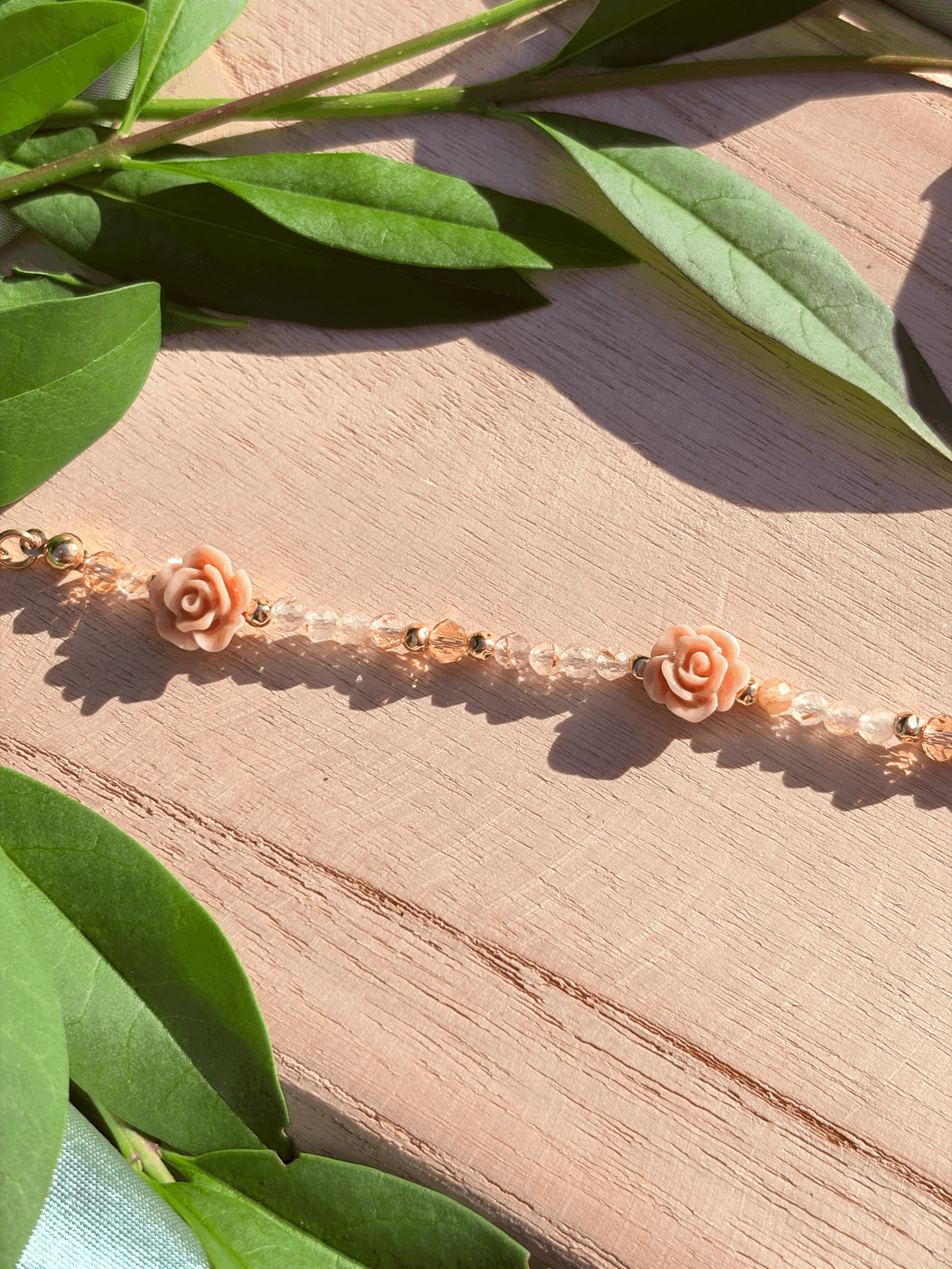 Vergoldetes Edelstein Armband mit Goldrutilquarz und Rosen in Gesamtansicht