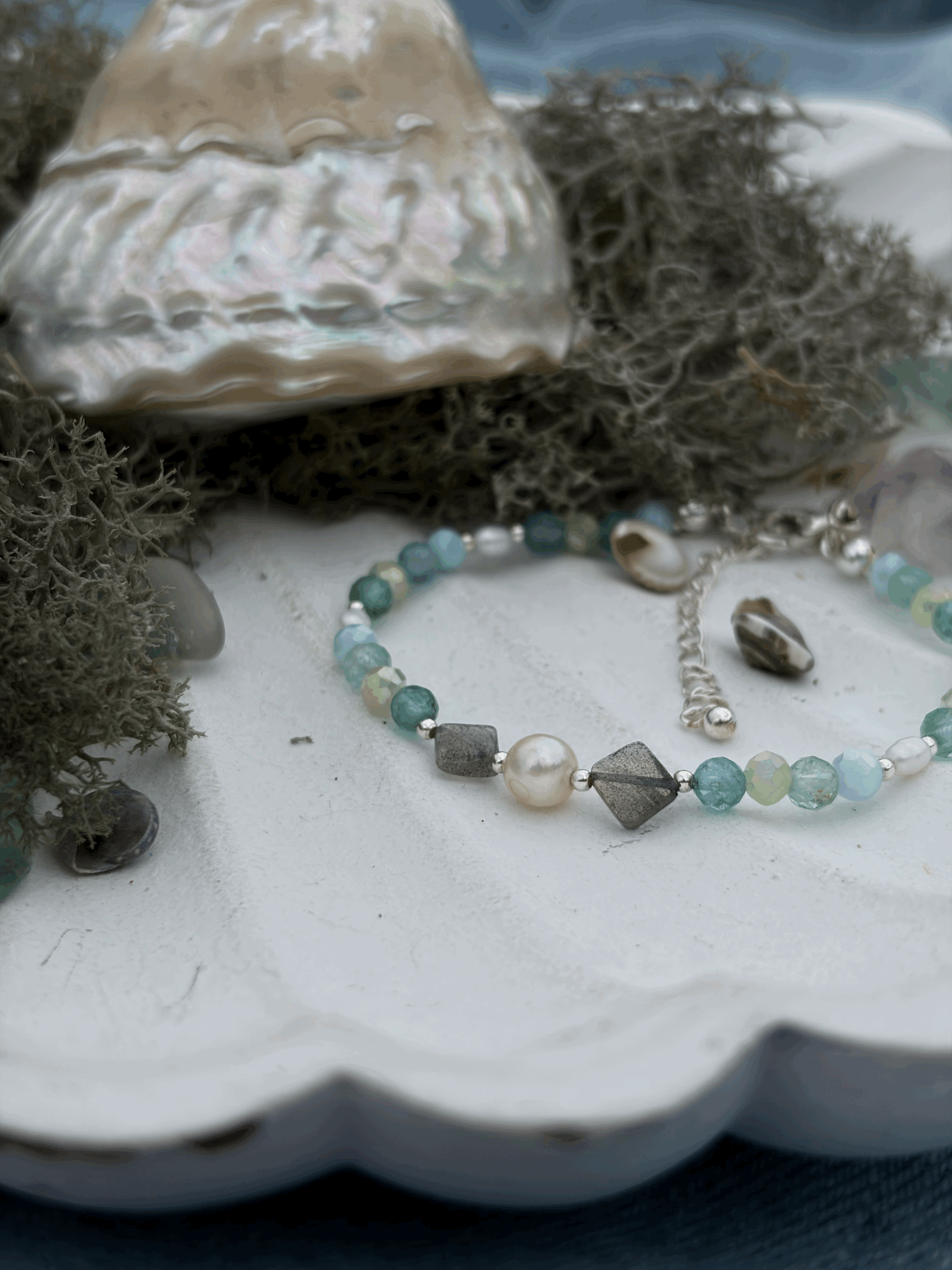 Detailaufnahme der facettierten Apatitperlen im AUREENA Armband