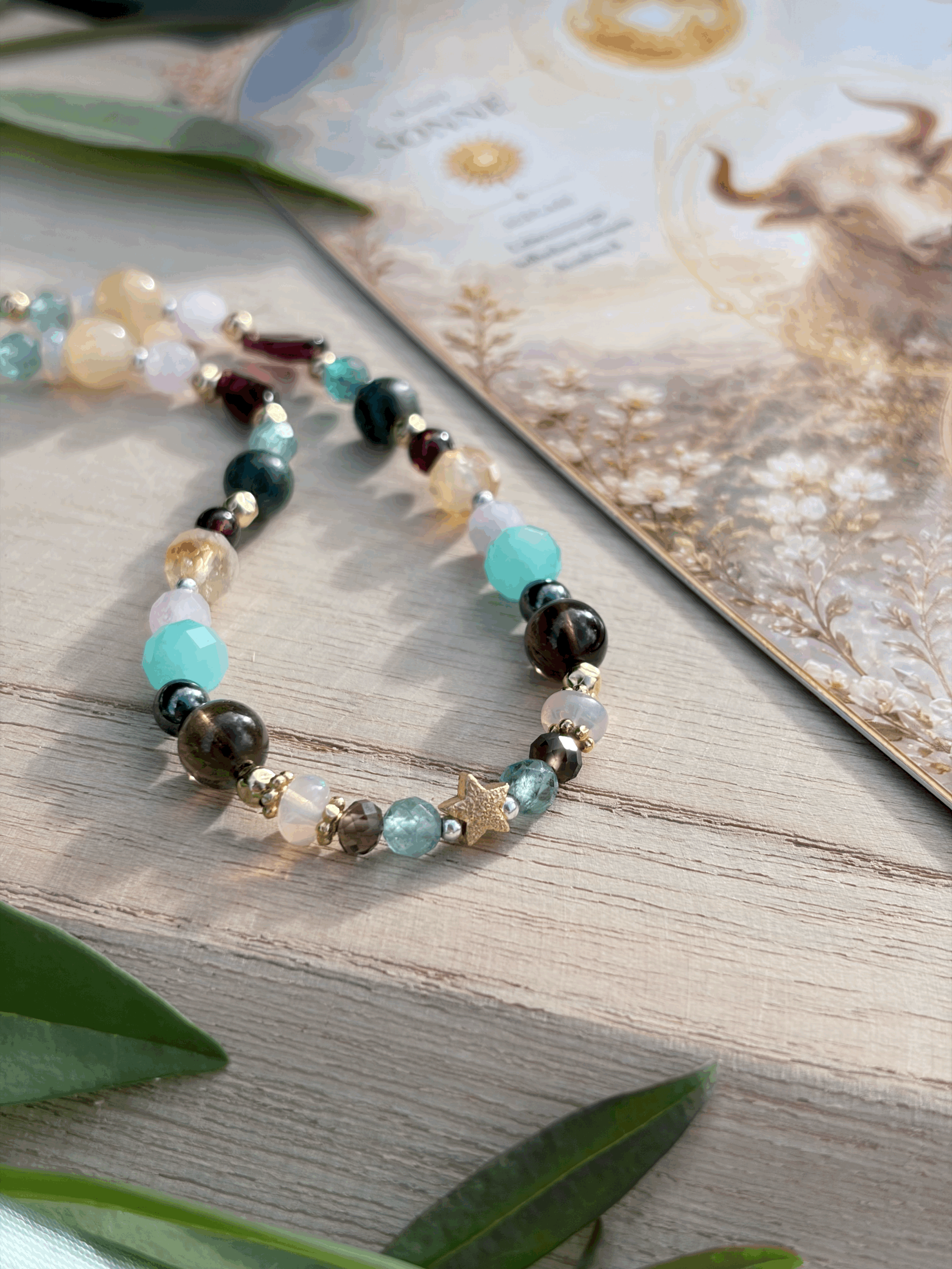 Astrologische Edelsteinkette mit funkelnden Edelsteinperlen im Detail