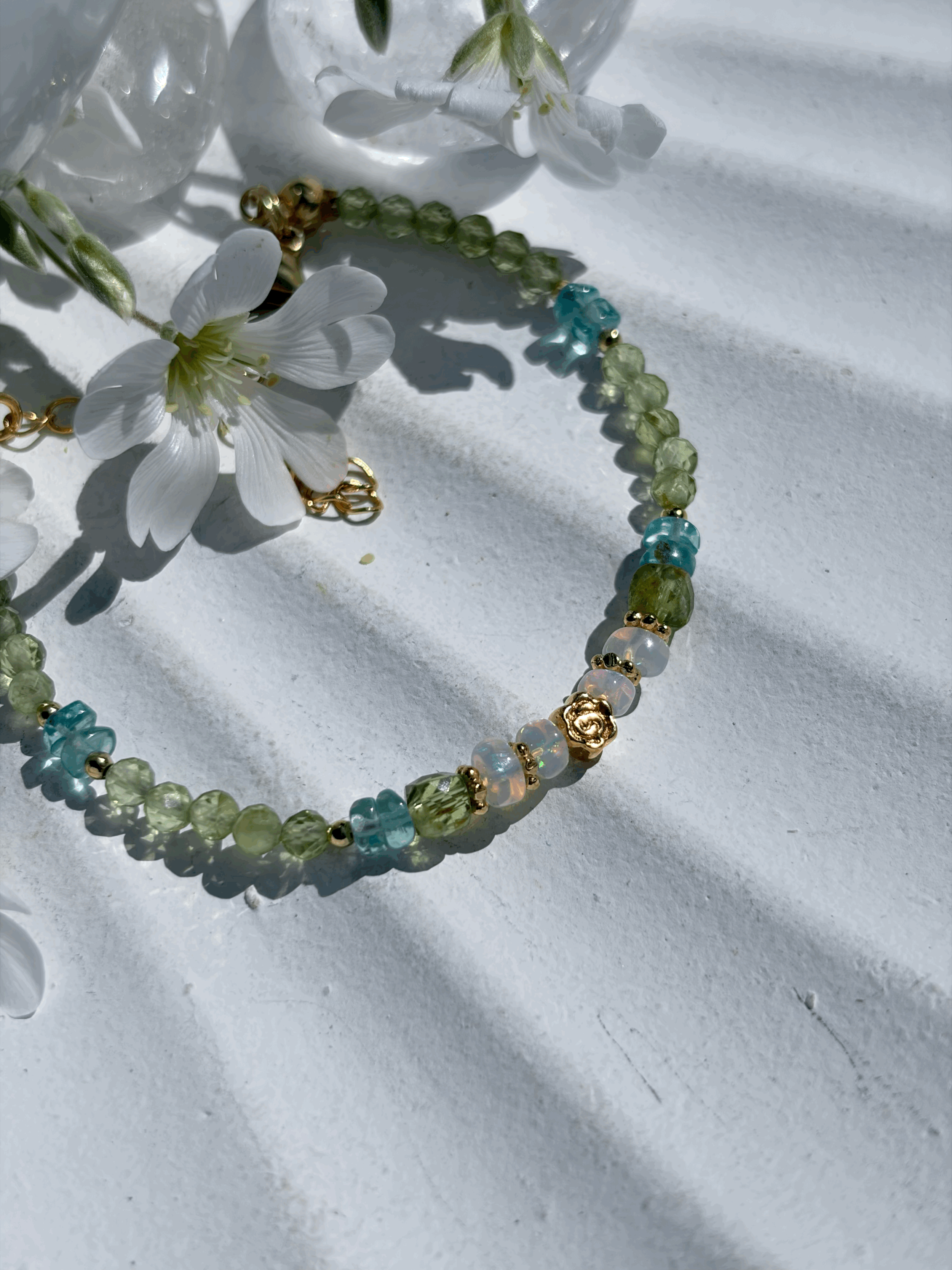 Handgefertigtes Freude Armband mit hochwertigem Edelopal und Peridot
