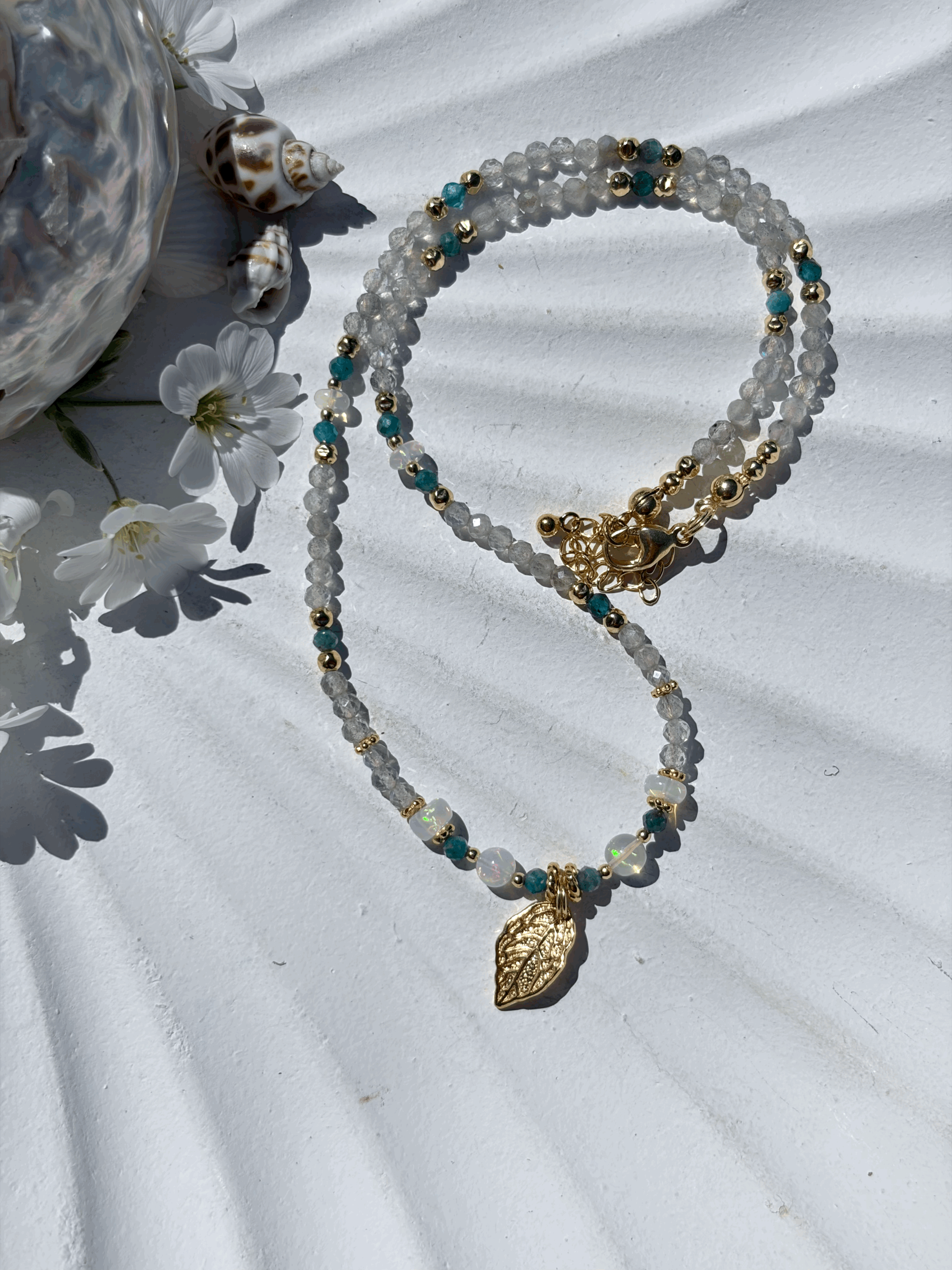 Handgefertigte Edelstein Kette mit Edelopal, Labradorit und Apatit für Intuition und innere Klarheit