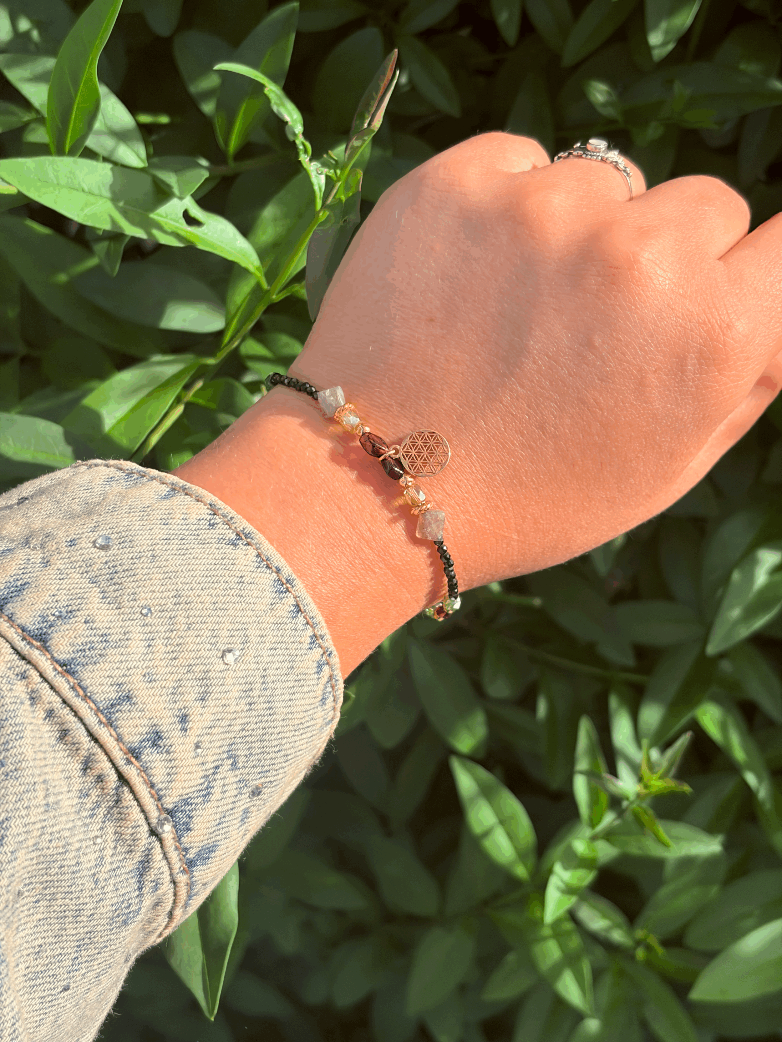 Handgefertigtes Labradorit Armband mit Granat und Spinell getragen