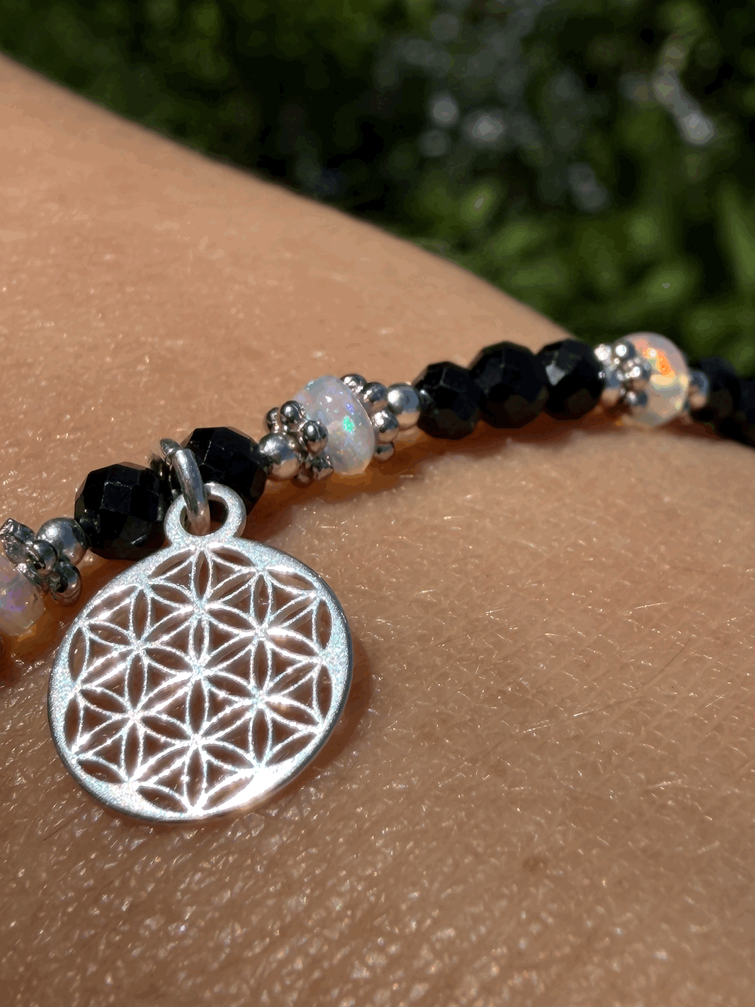 Hochwertige Edelopale mit Regenbogenschimmer im Ophelia Armband