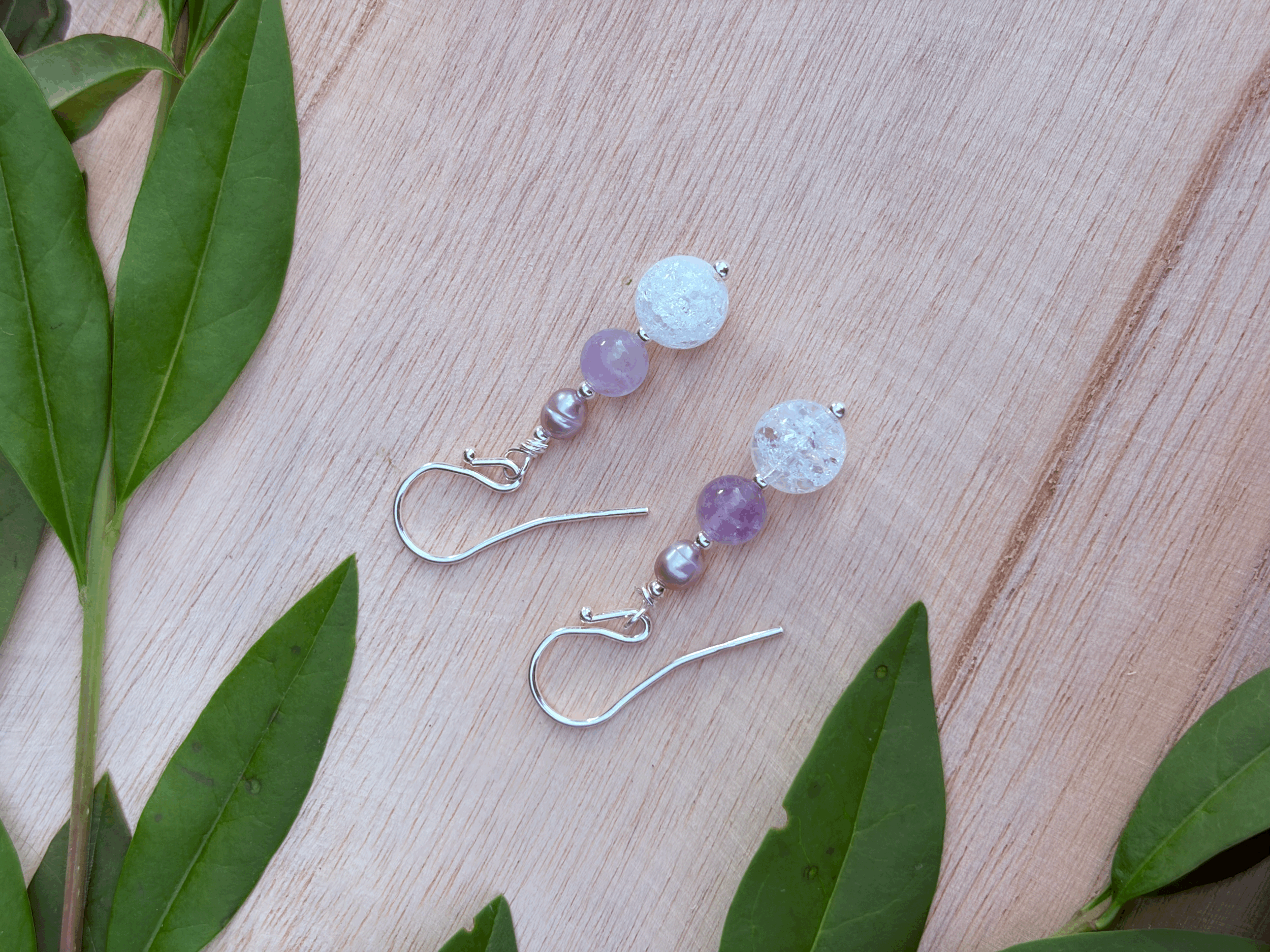 Handgefertigte Intuitions-Ohrringe mit Süßwasserperle, Lavendelamethyst und Bergkristall