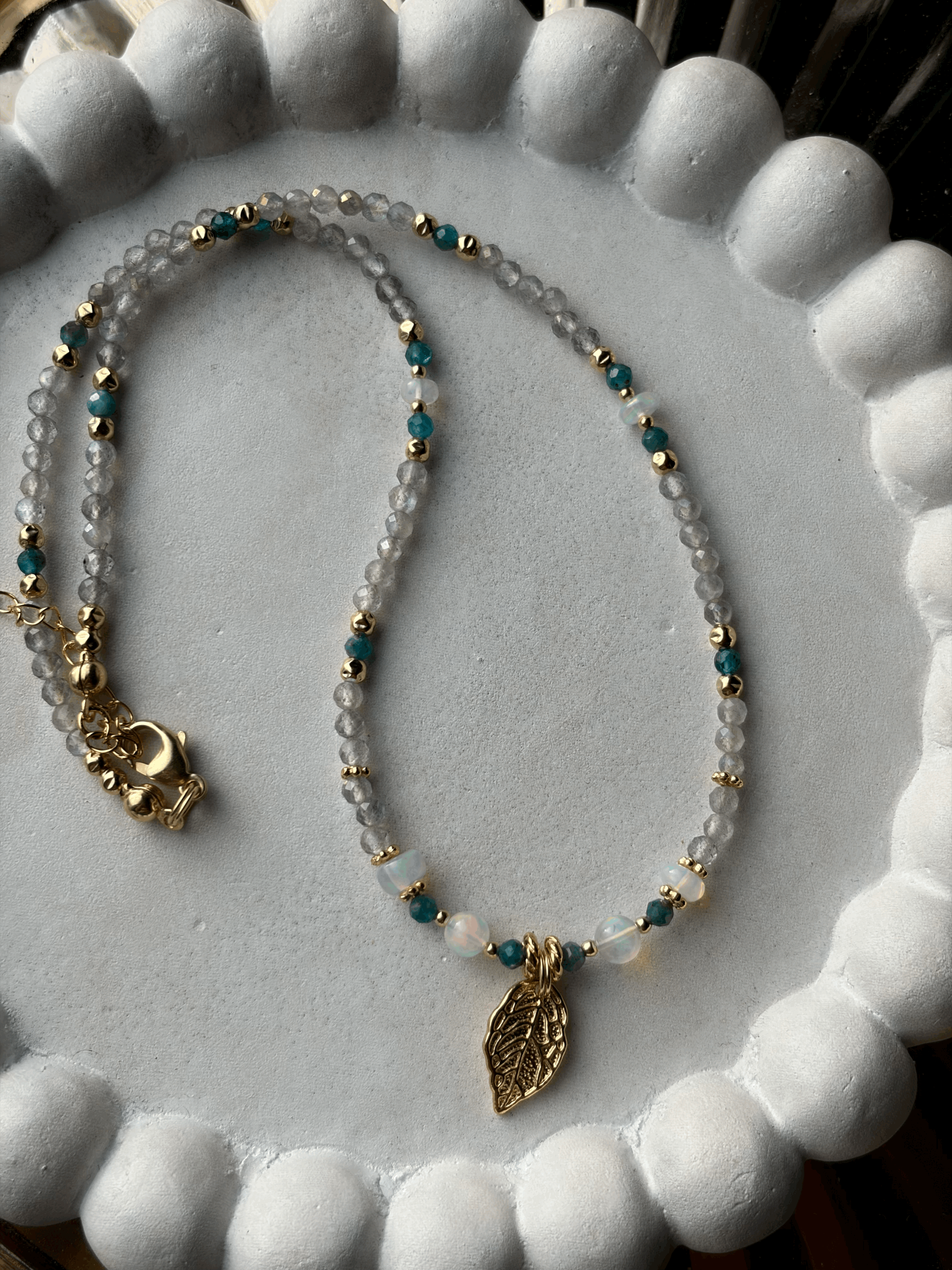 AELORIA Edelstein Halskette mit Edelopal, Labradorit und Apatit von Caroline Jewelry