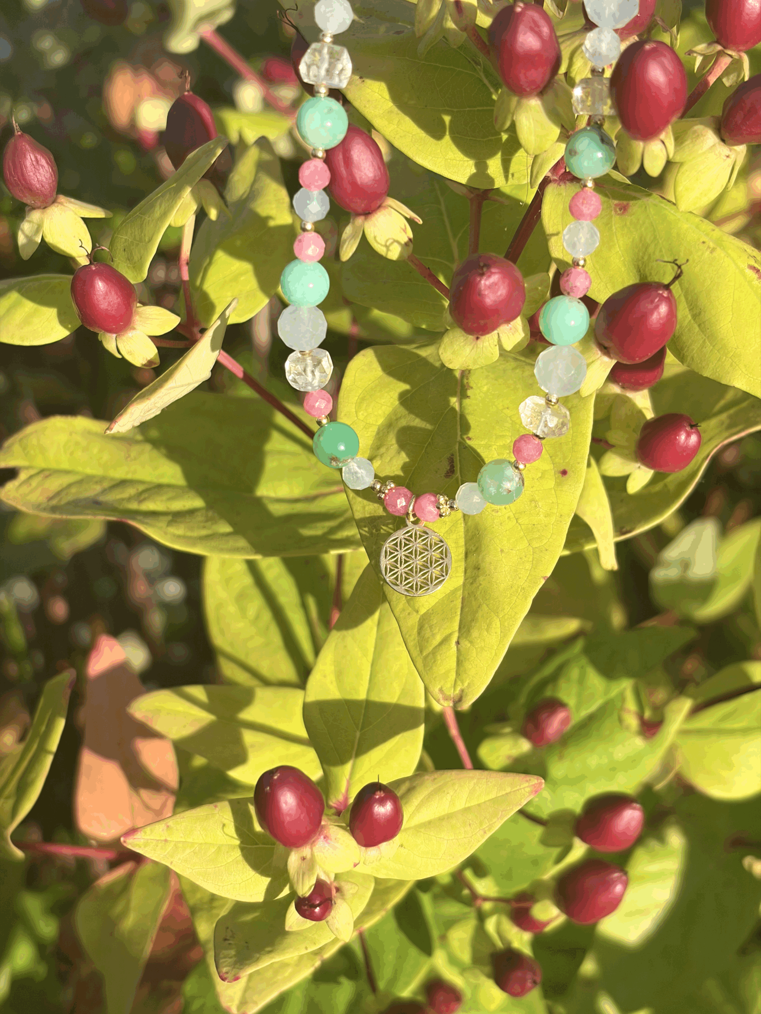 Chrysopras-Kette mit Aquamarin und Rhodochrosit in natürlicher Pflanzenkulisse