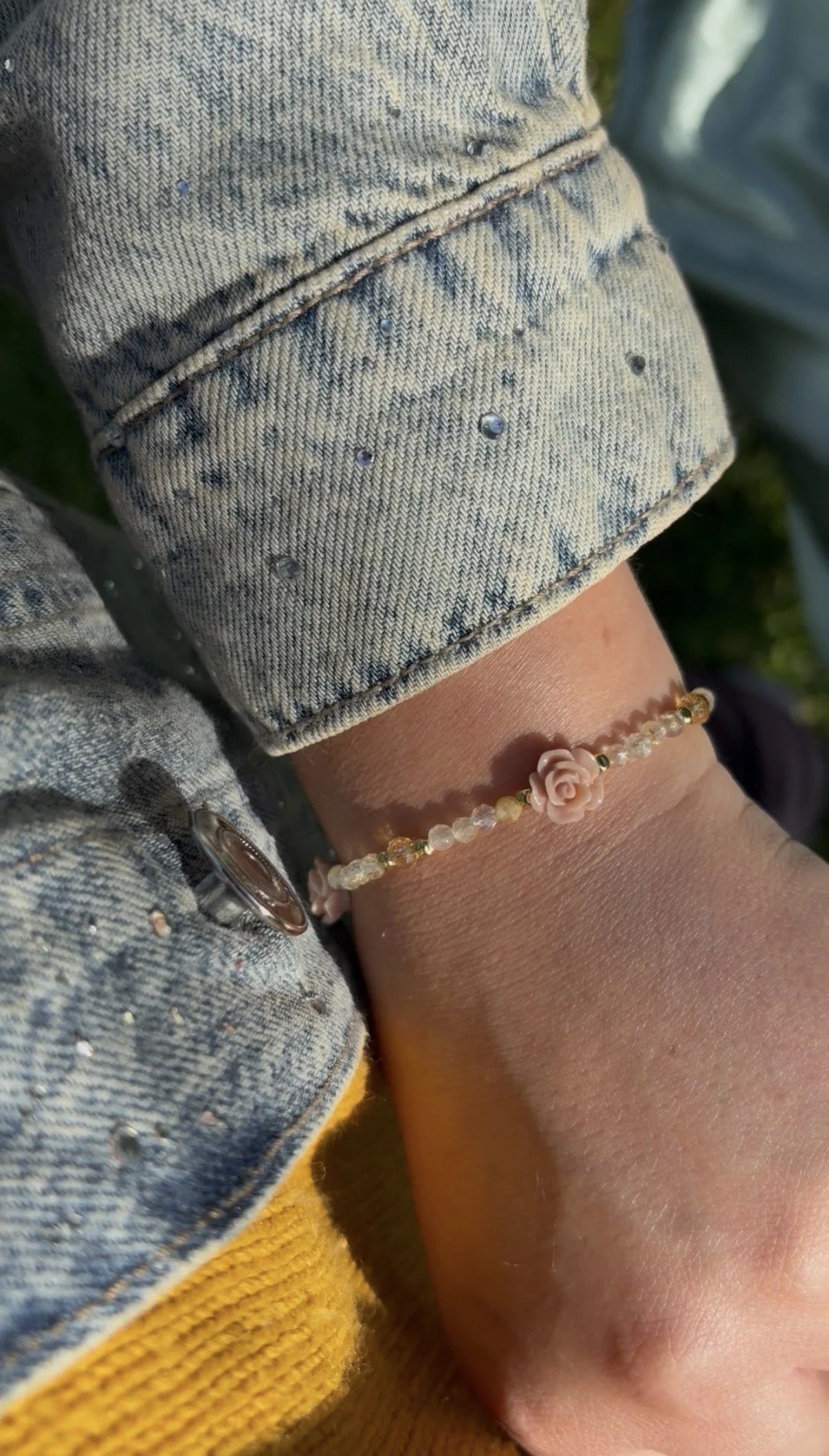 Rosaluna Armband mit Goldrutilquarz und Rosen getragen am Handgelenk