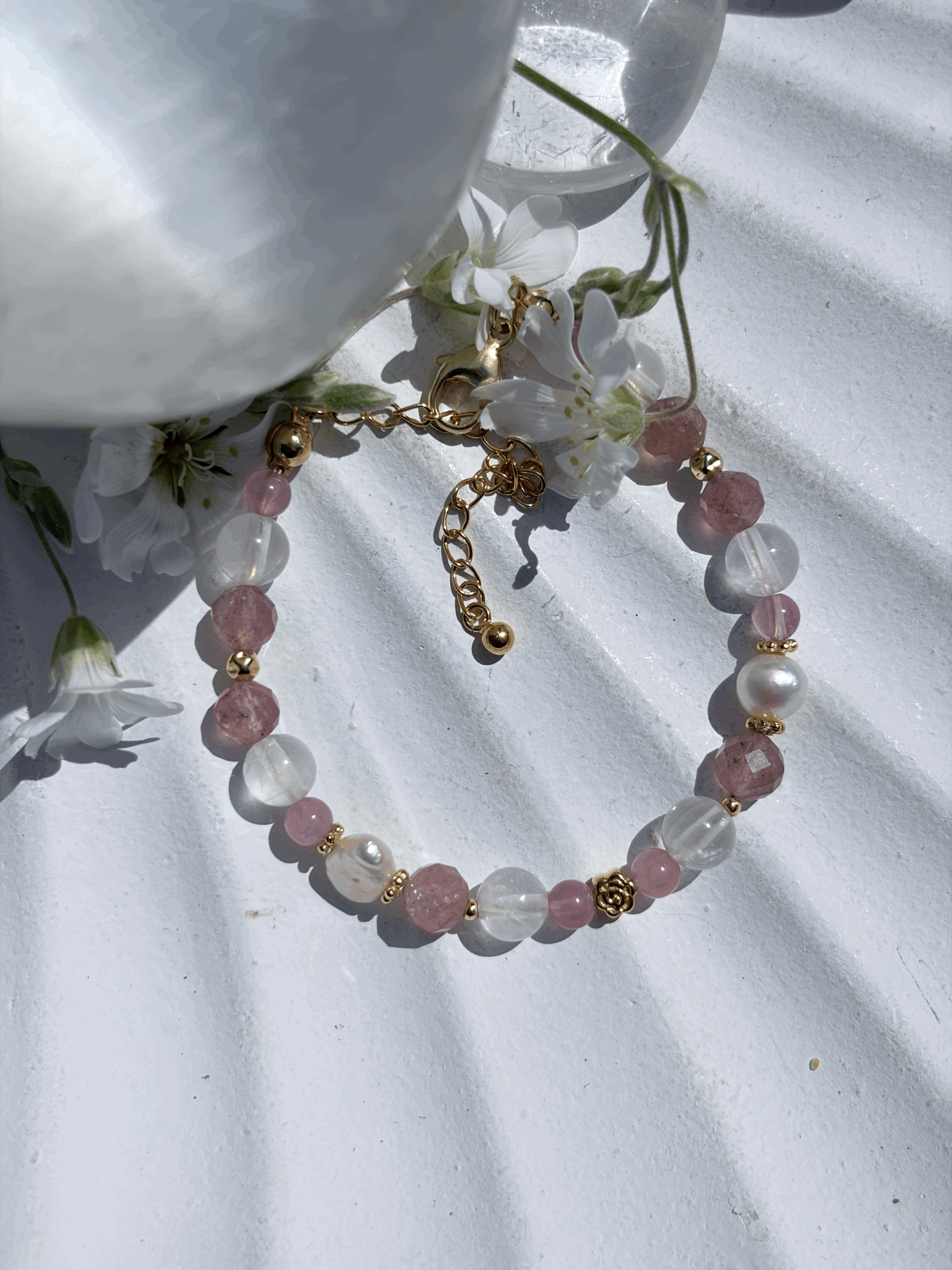 Handgefertigtes VELUNA Armband mit Rosenquarz, Erdbeerquarz und Süßwasserperlen aus vergoldetem 925 Silber