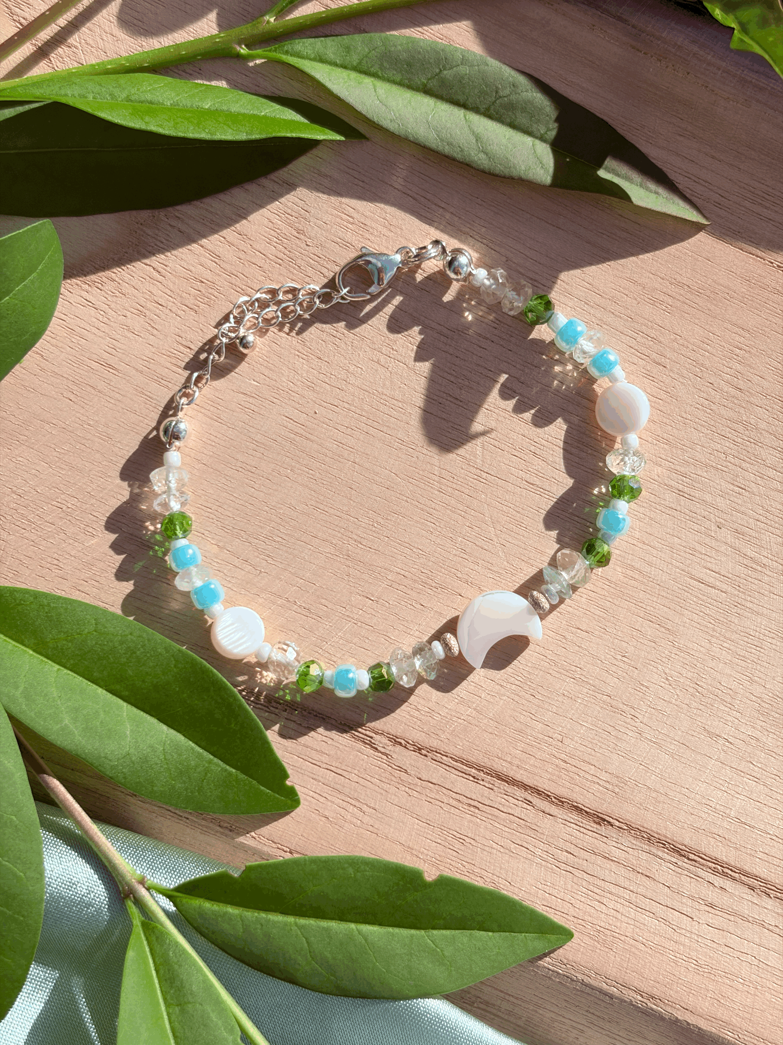 Silbernes Edelstein Armband mit Beryll, Perlmutt und Glasperlen
