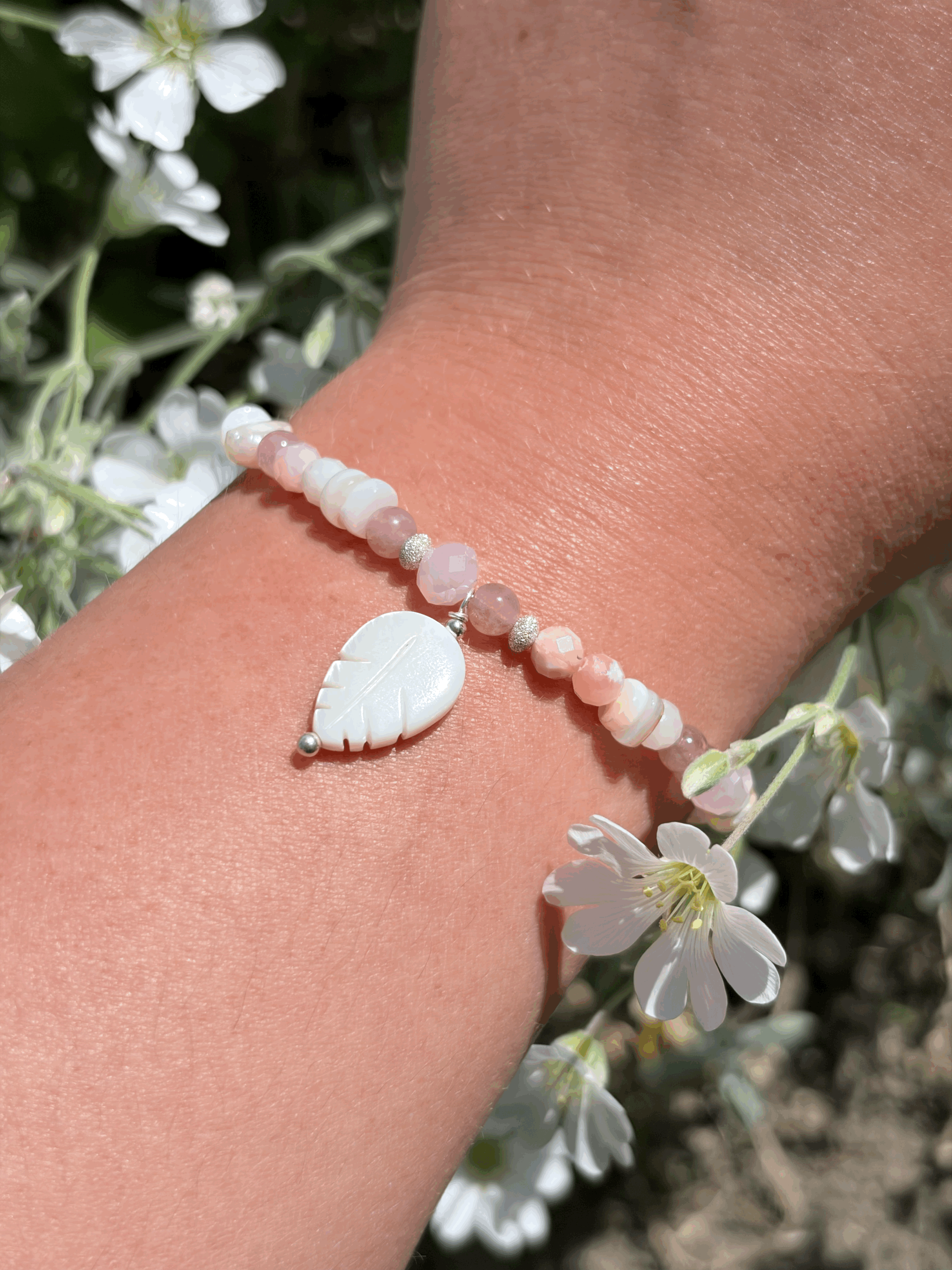 Selbstliebe Schmuck mit Rosenquarz, Pinkopal und Perlmuttfeder am Handgelenk