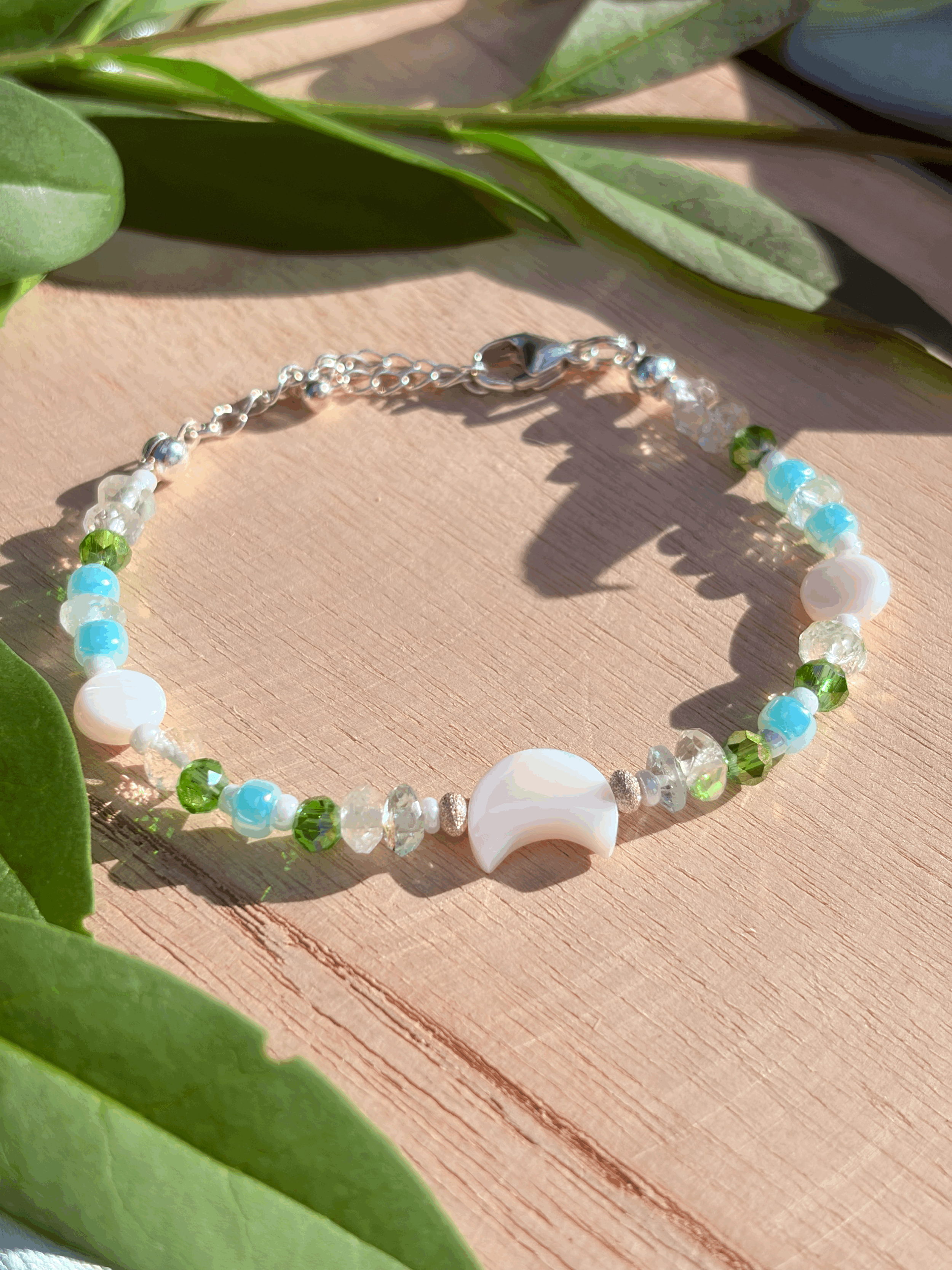 Beryll Armband mit Perlmutt Mond und silbernen Details in Gesamtansicht