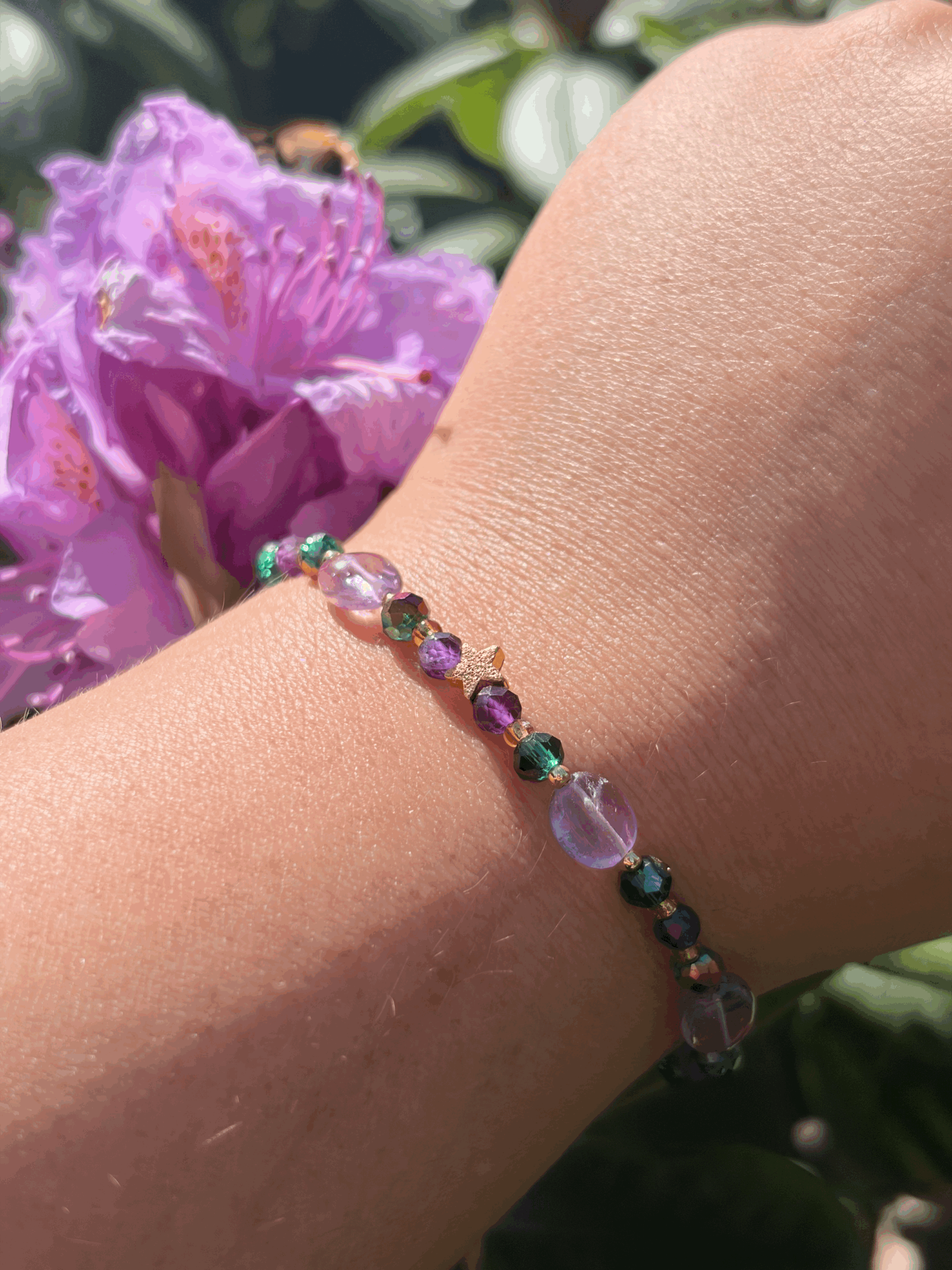 Intuition Armband mit Amethyst und petrolfarbenen Glasperlen am Handgelenk