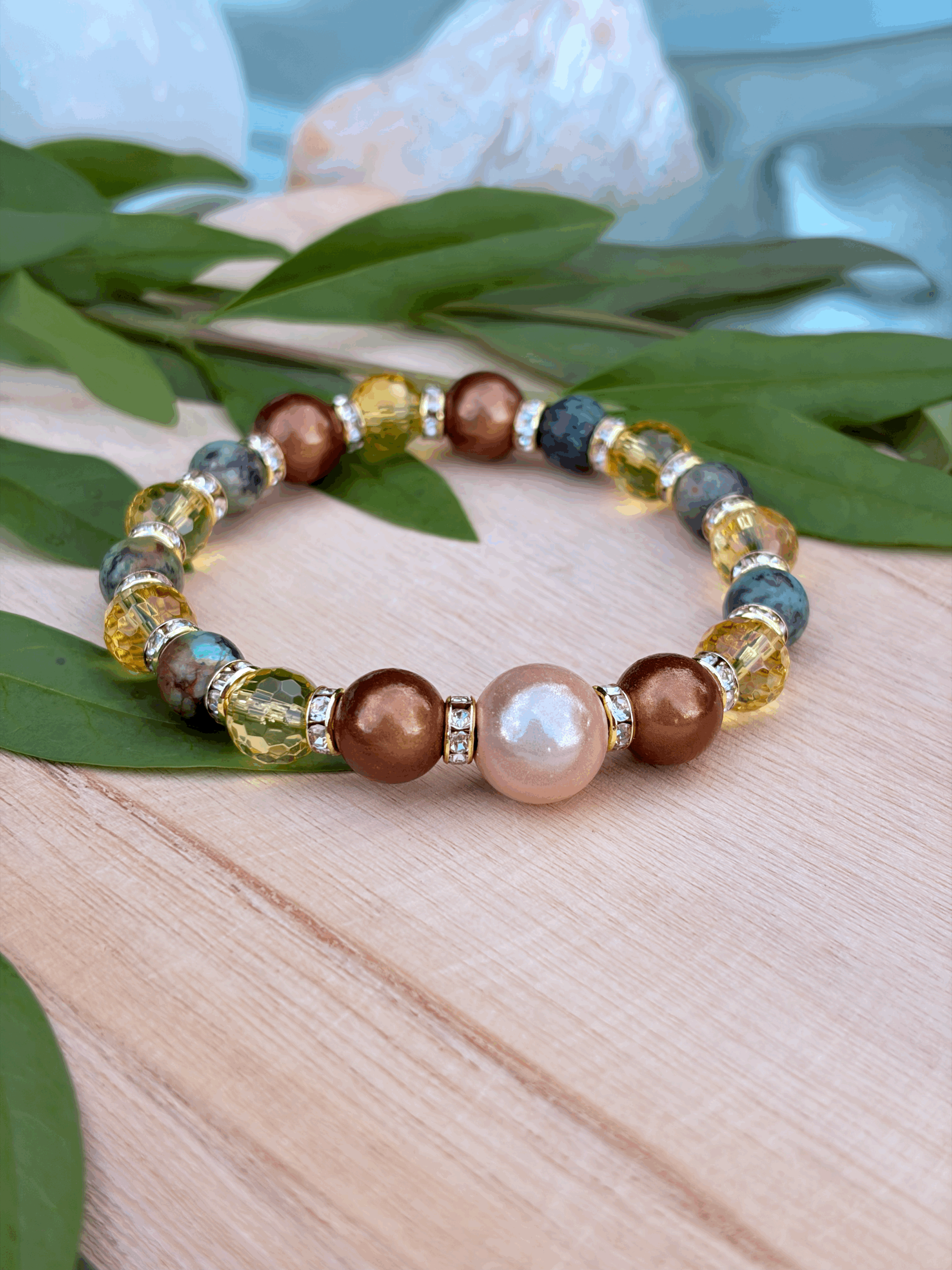 Magic Pearls Armband mit Afrikanischem Türkis und goldfarbenen Zwischenperlen