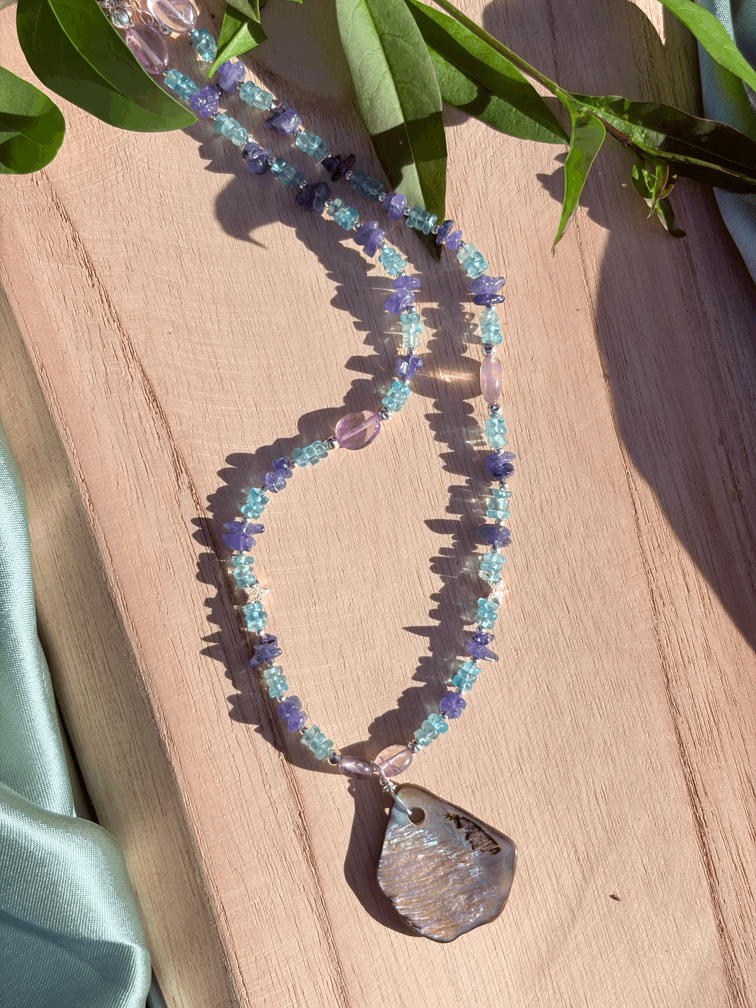 Mareluna Meer Schmuck Halskette mit Abalone Anhänger im Sonnenschein