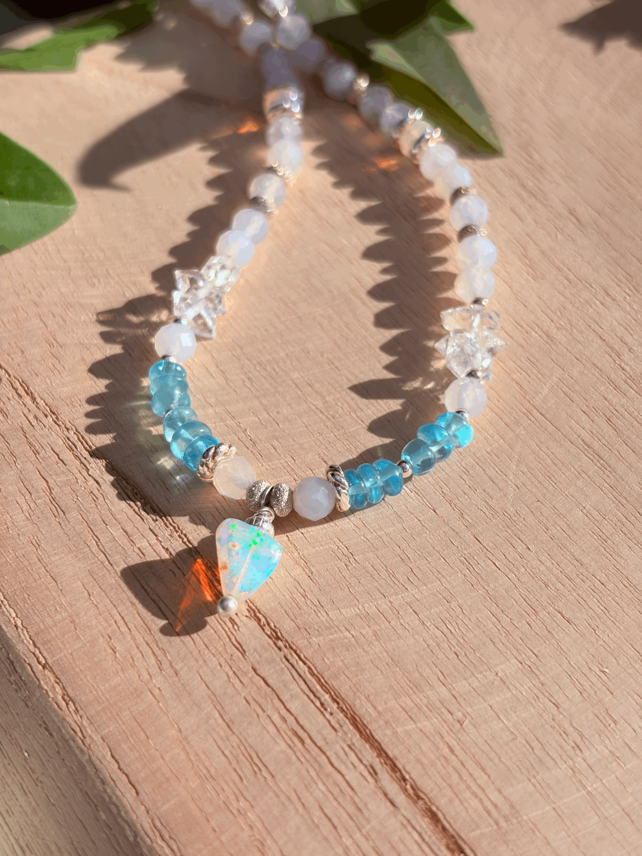 Schimmernder Edelopal mit bunten Lichtreflexen an der Edelsteinkette AERELIA
