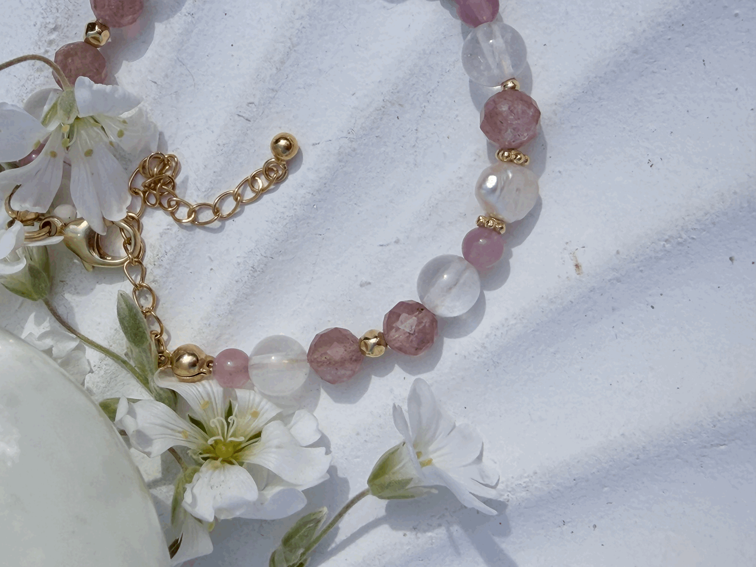 Handgefertigtes Rosenquarz Armband VELUNA in Gesamtansicht