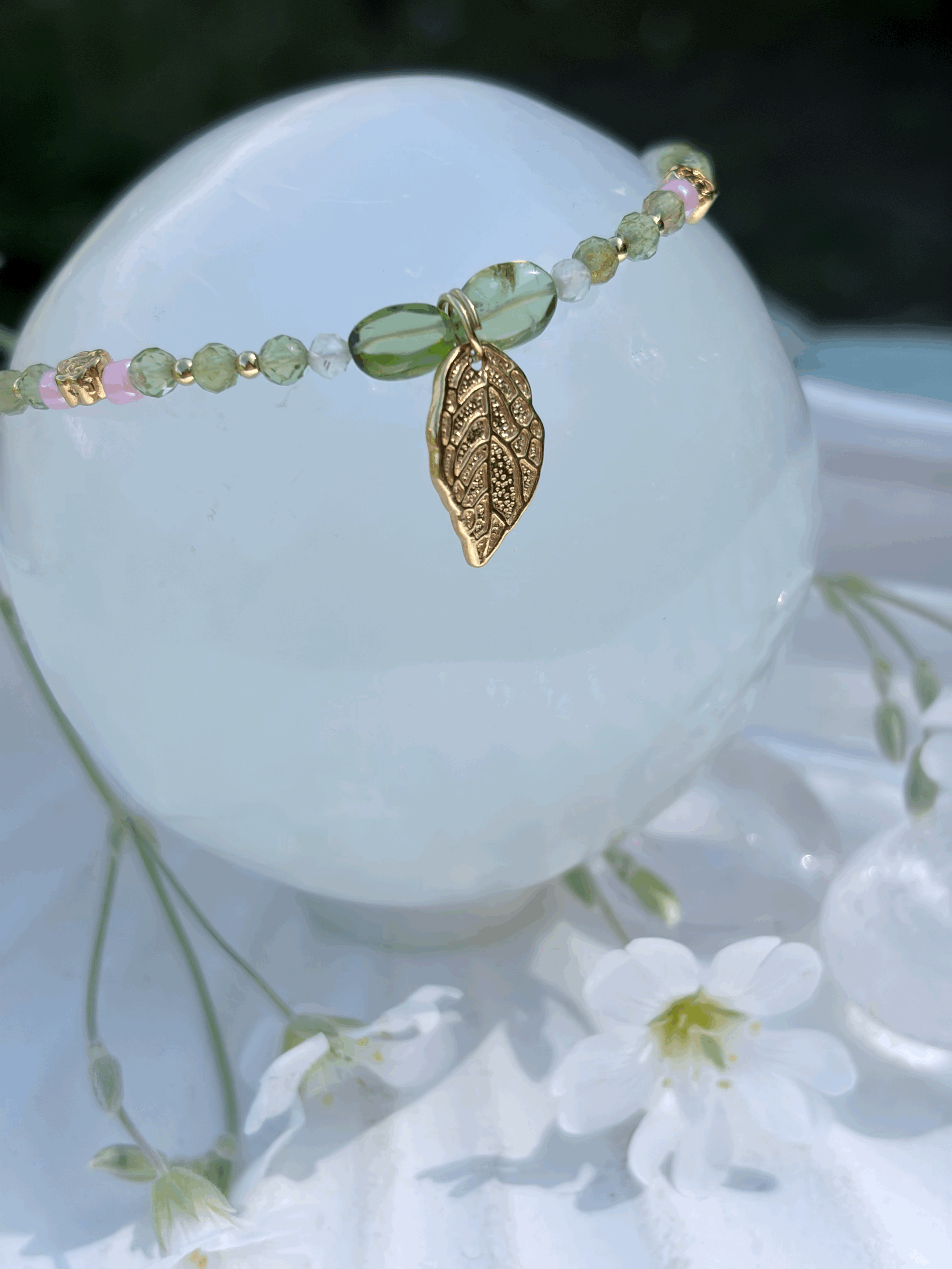 ROSELYA Armband mit Peridot, Prenit und Blattanhänger auf einer Kristallkugel