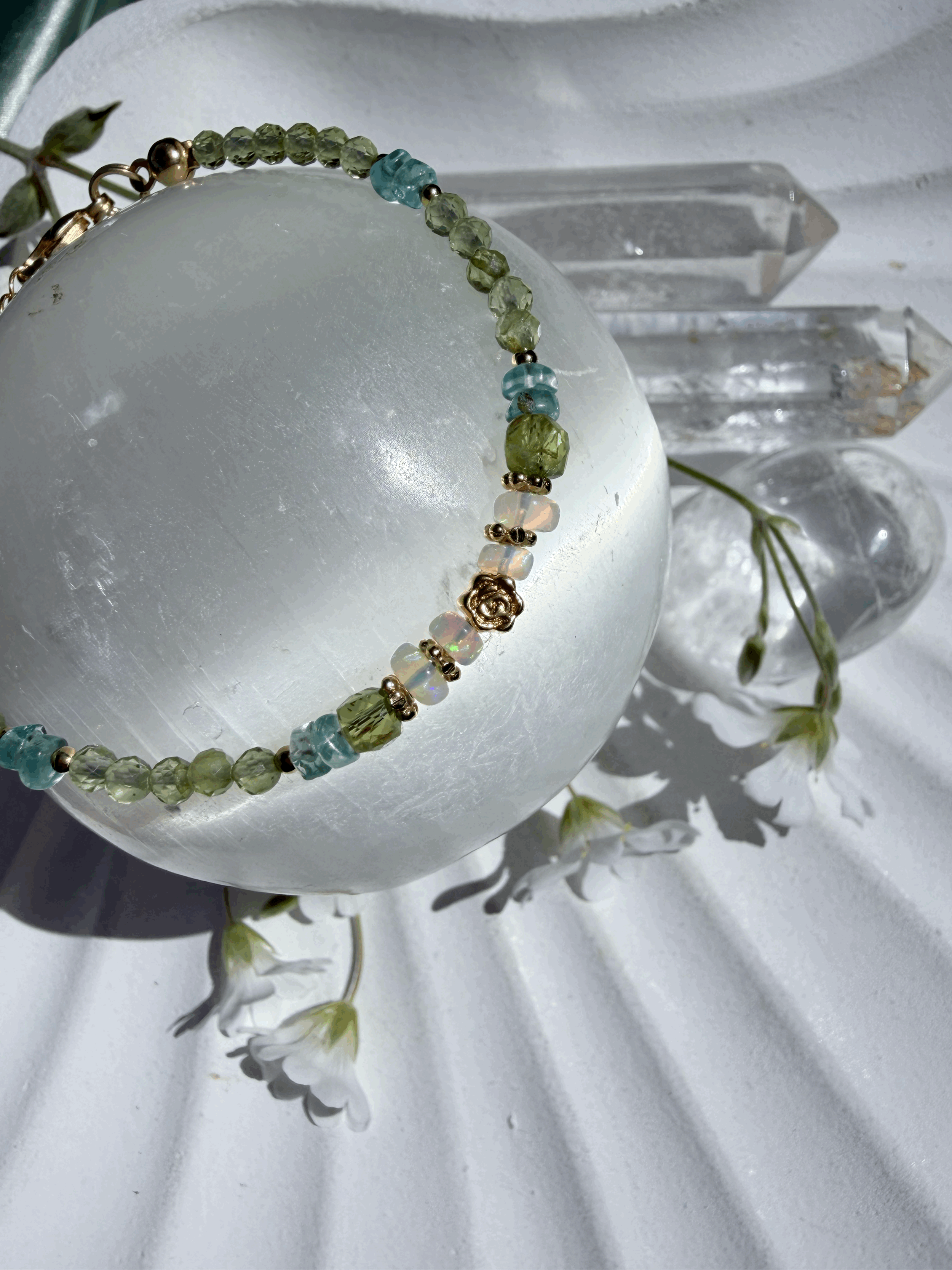 Detailaufnahme des ELYARA Armbands mit hochwertigem Edelopal auf einer Kristallkugel