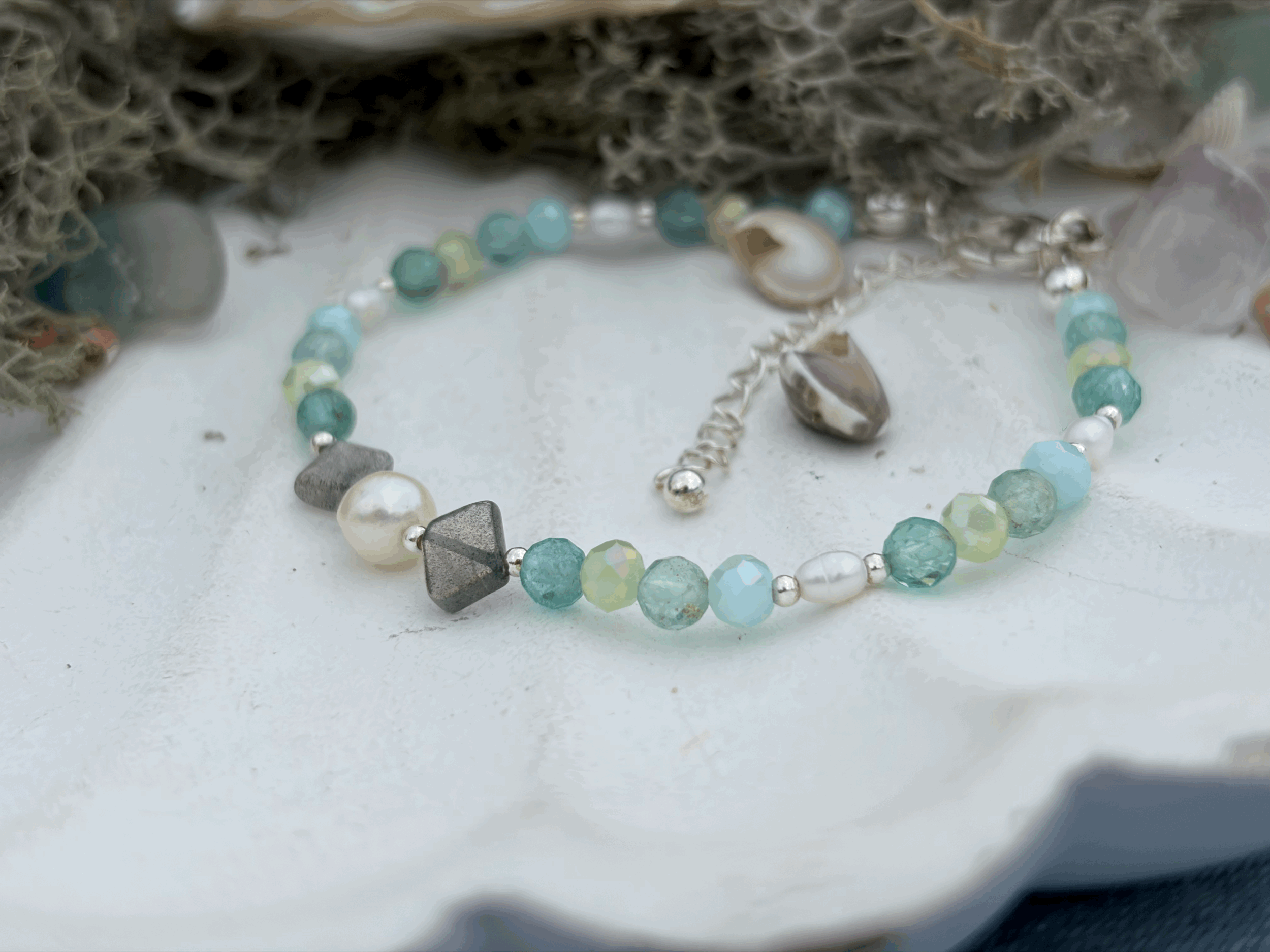 Labradorit und Süßwasserperle als Herzstück des AUREENA Armbands