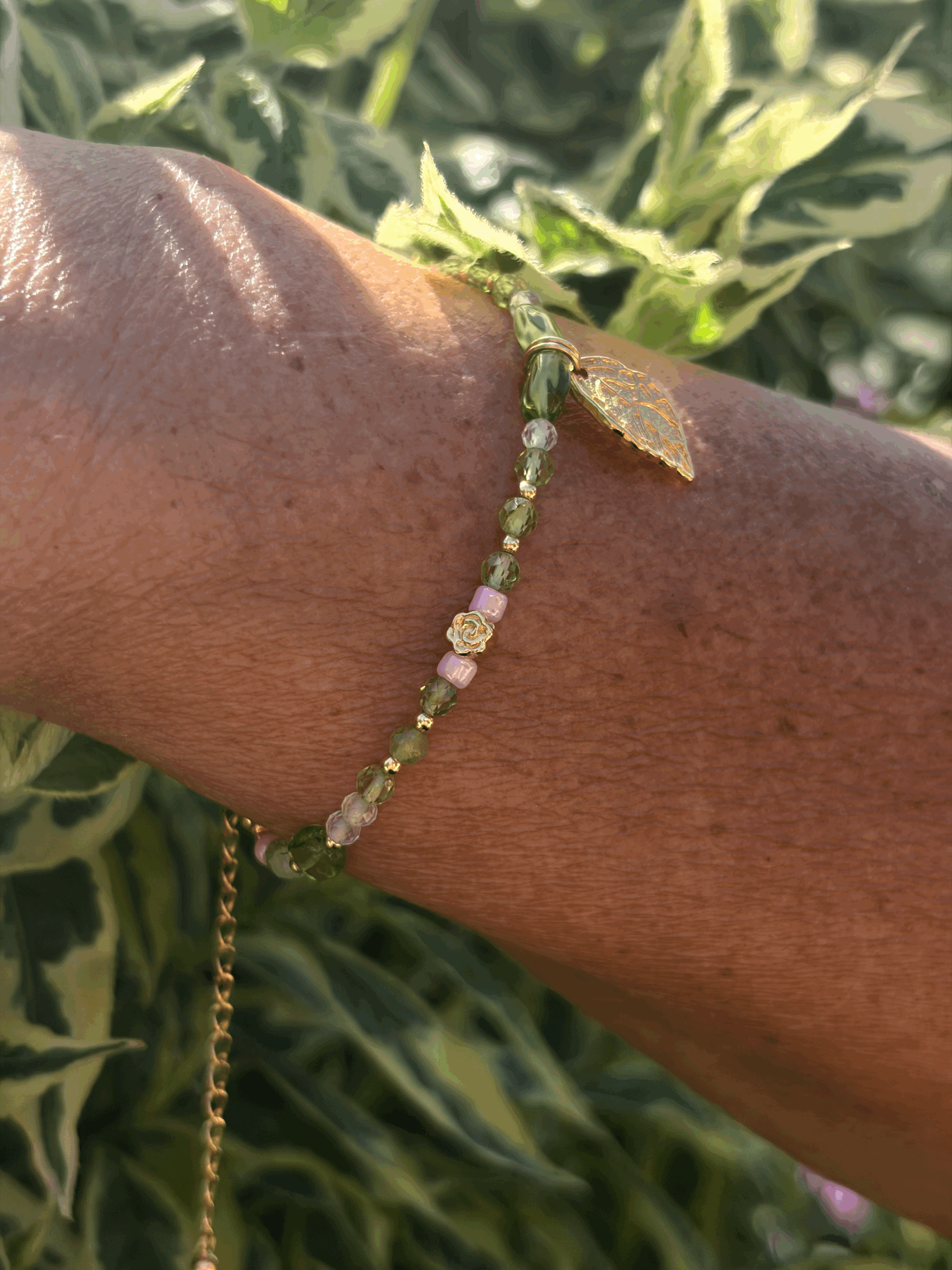 Vergoldetes Edelstein Armband mit Peridot und Prenit am Handgelenk