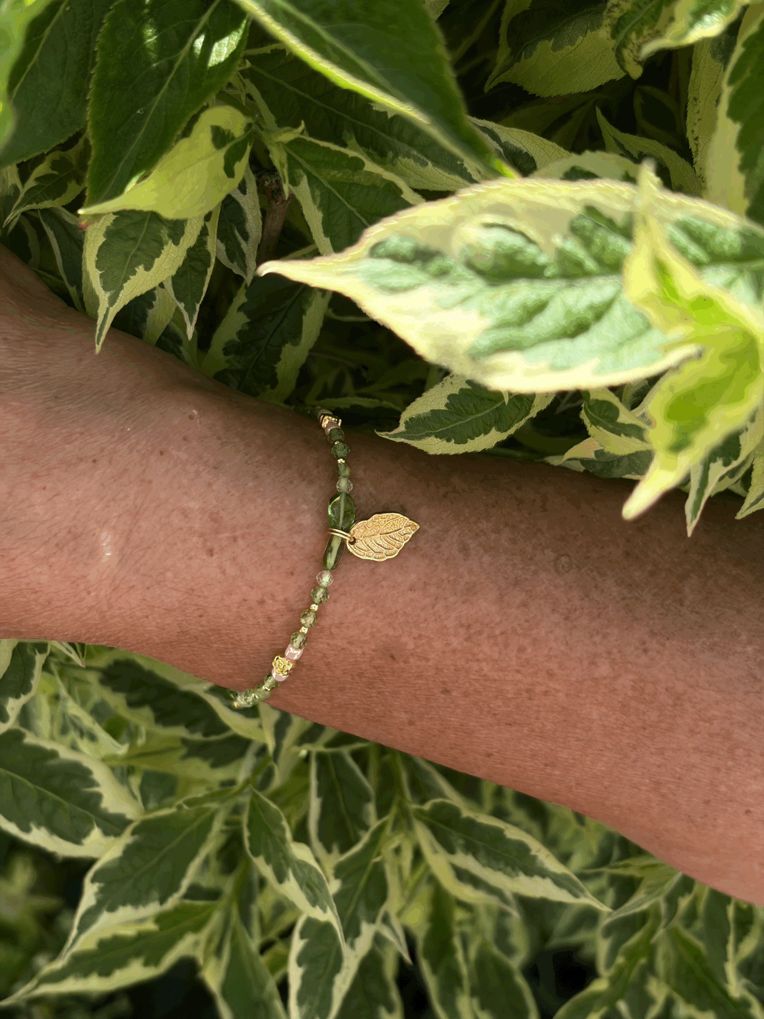 ROSELYA Armband mit Blattanhänger und facettierten Peridotperlen getragen
