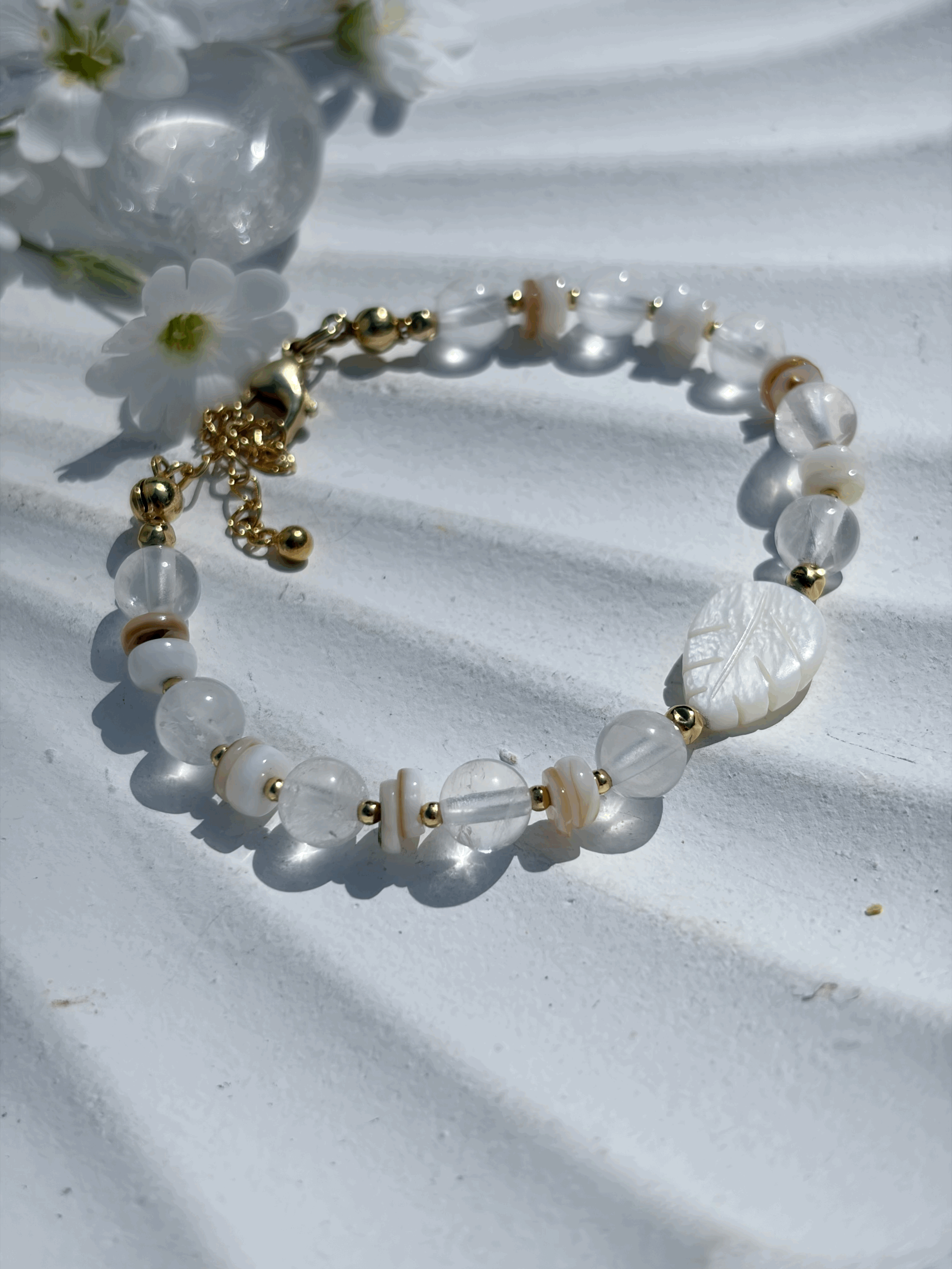 Perlmutt Feder Armband mit hochwertigen Rosenquarzperlen in Gesamtansicht