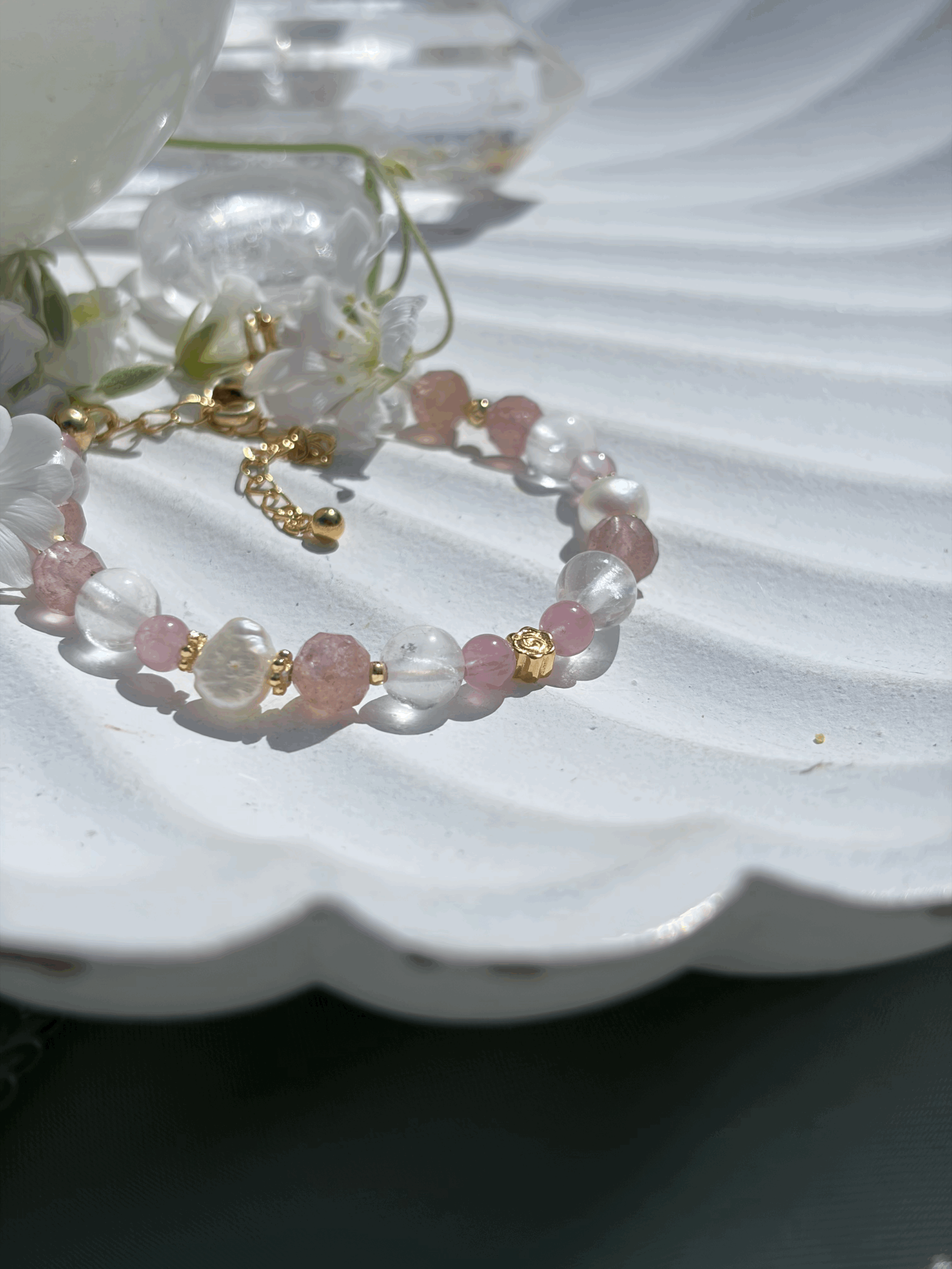 Facettierter Erdbeerquarz mit funkelnden Lichtreflexen am VELUNA Armband