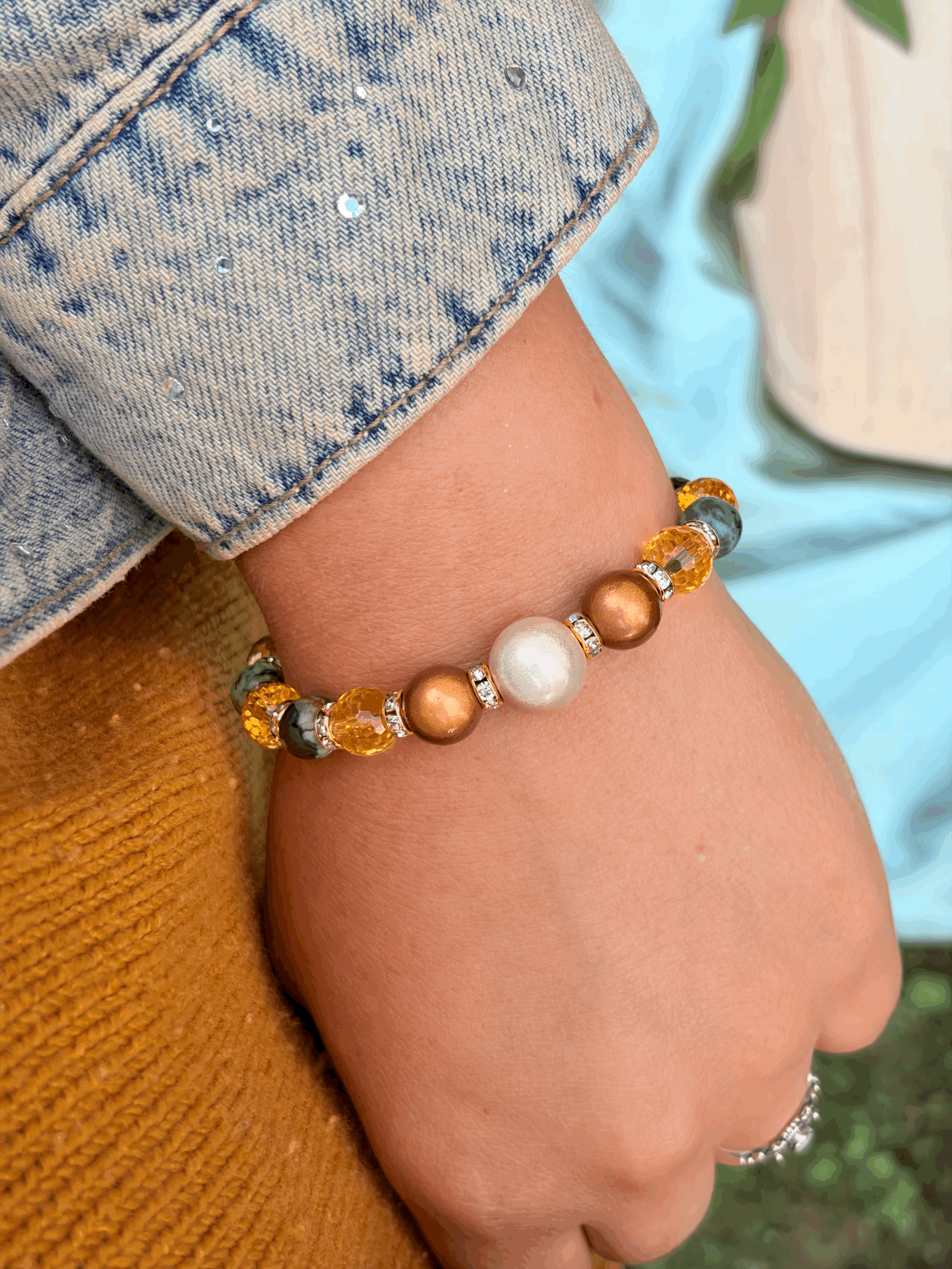 Elastisches Edelsteinarmband in Champagner, Braun und Gold am Handgelenk