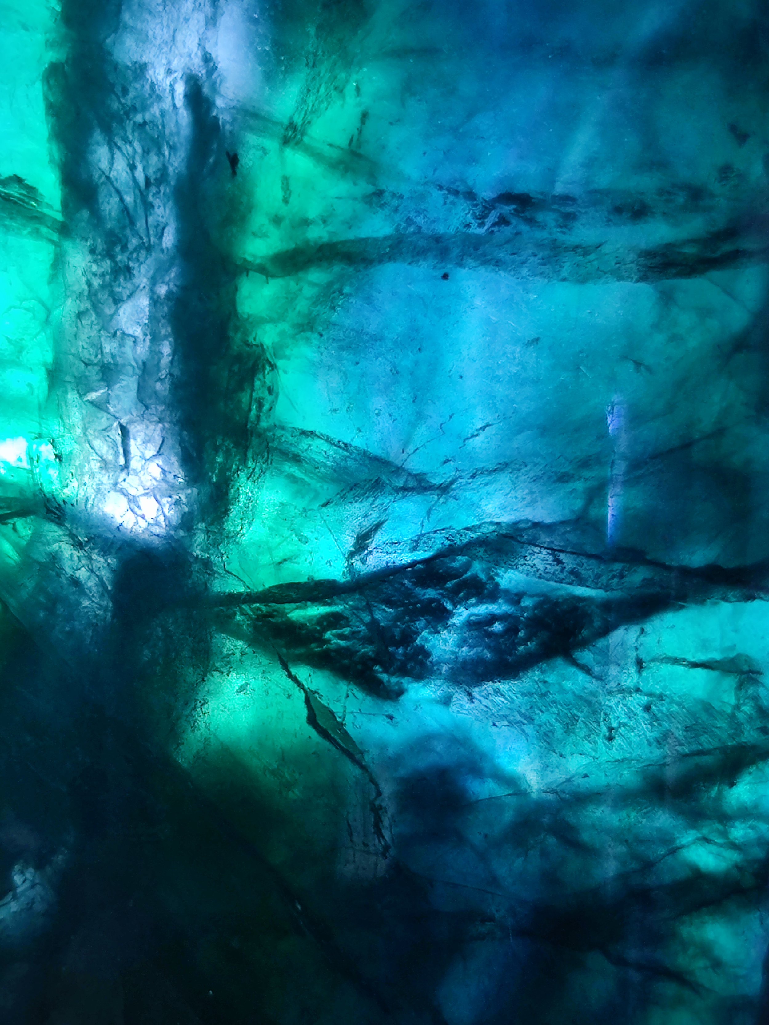 Nahaufnahme eines Fluorit Kristalls in Blau und Grün.