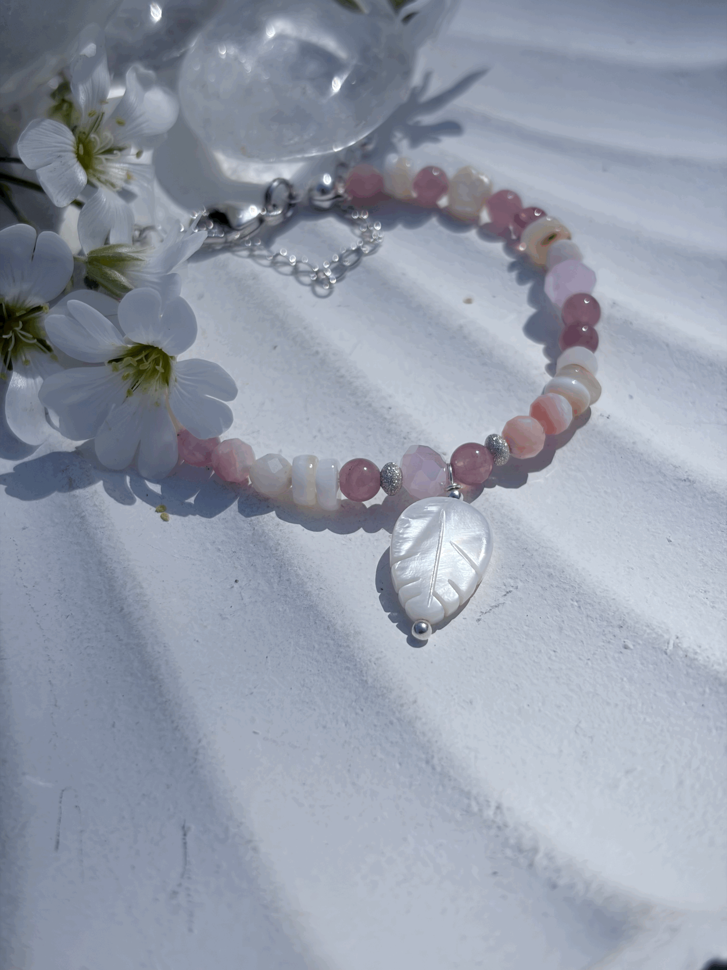 Avelina Edelstein Armband mit Rosenquarz, Pinkopal und Perlmuttfeder in Gesamtansicht