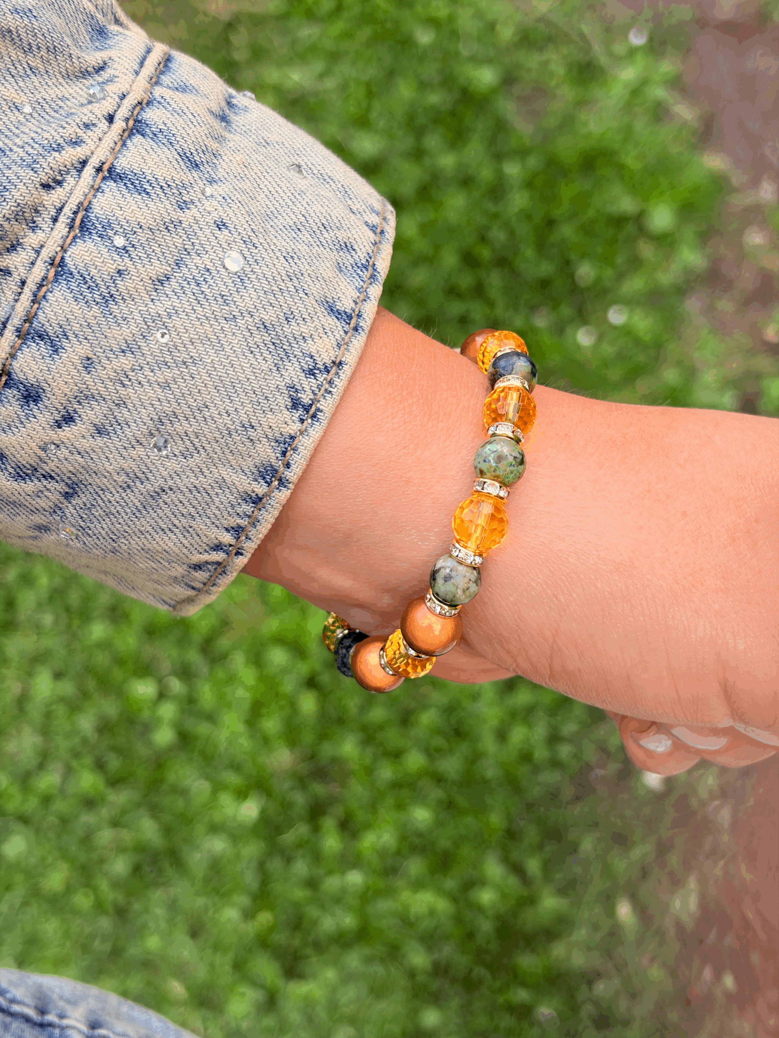 Reflektierendes Magic Pearls Armband mit funkelnden Strasssteinen getragen