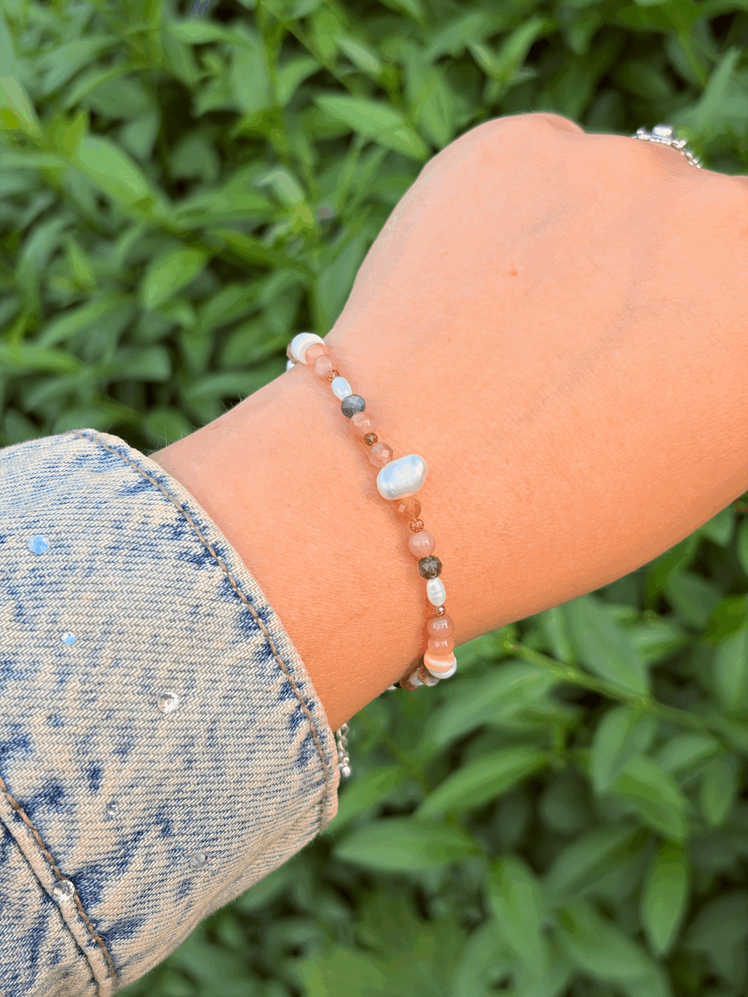 Handgefertigtes Mondstein Armband mit Goldfluss und Süßwasserperlen getragen